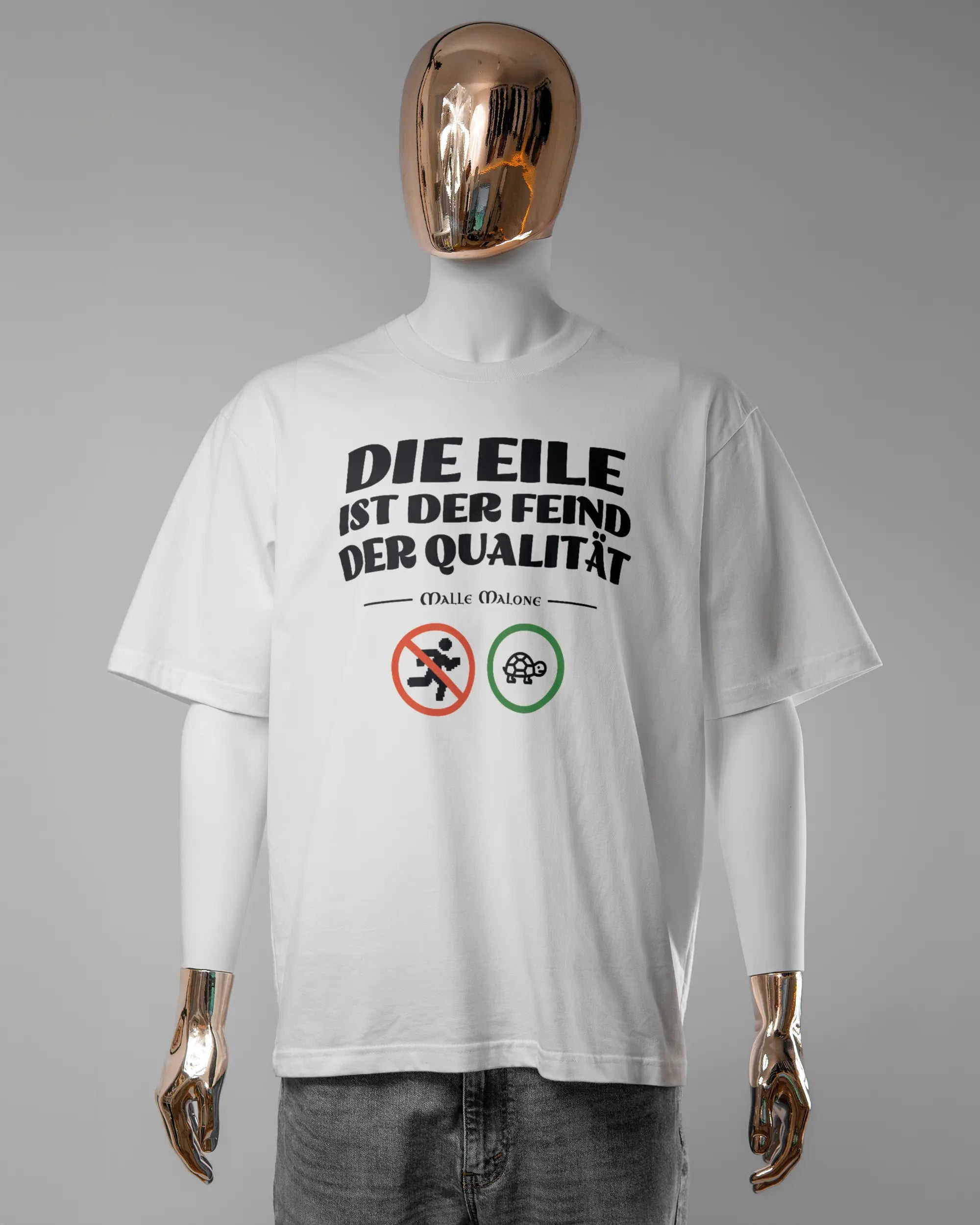 Vorderseite des Basic Unisex T-Shirt Oversized von Maondo mit dem Design Keine Eile in der Farbe White und in der Größe L getragen von einer maskulinen Puppe
