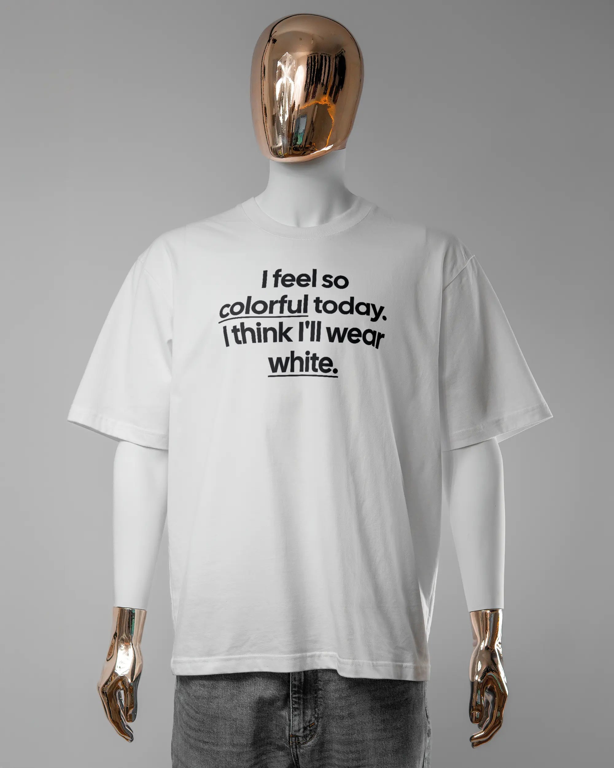 Vorderseite des Basic Unisex T-Shirt Oversized von Maondo mit dem Design Colorful Day in der Farbe White und in der Größe L getragen von einer maskulinen Puppe