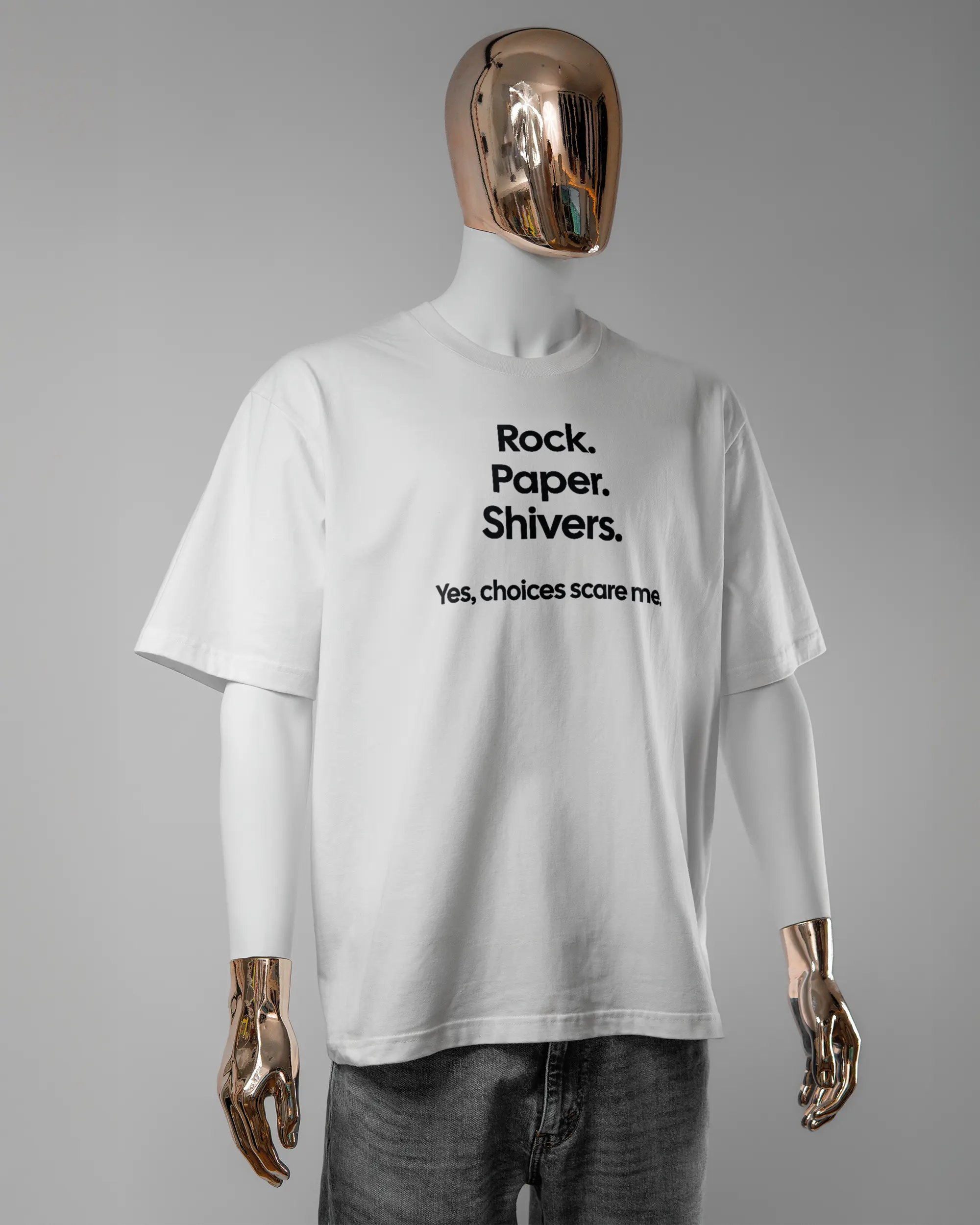 Vorderseite des Basic Unisex T-Shirt Oversized von Maondo mit dem Design Rock Paper Shivers in der Farbe White und in der Größe L getragen von einer maskulinen Puppe