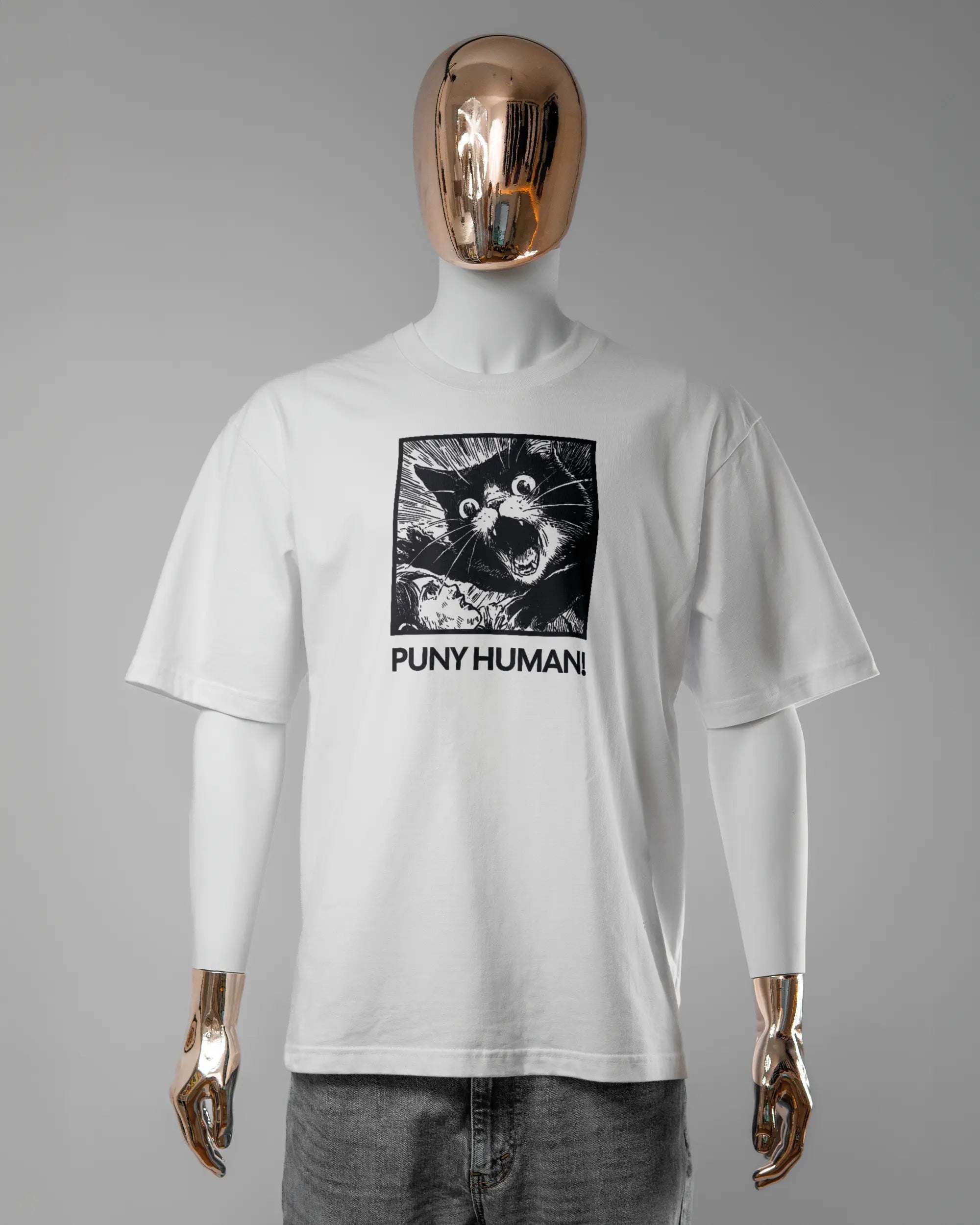 Vorderseite des Basic Unisex T-Shirt Oversized von Maondo mit dem Design Puny Human in der Farbe White und in der Größe L getragen von einer maskulinen Puppe