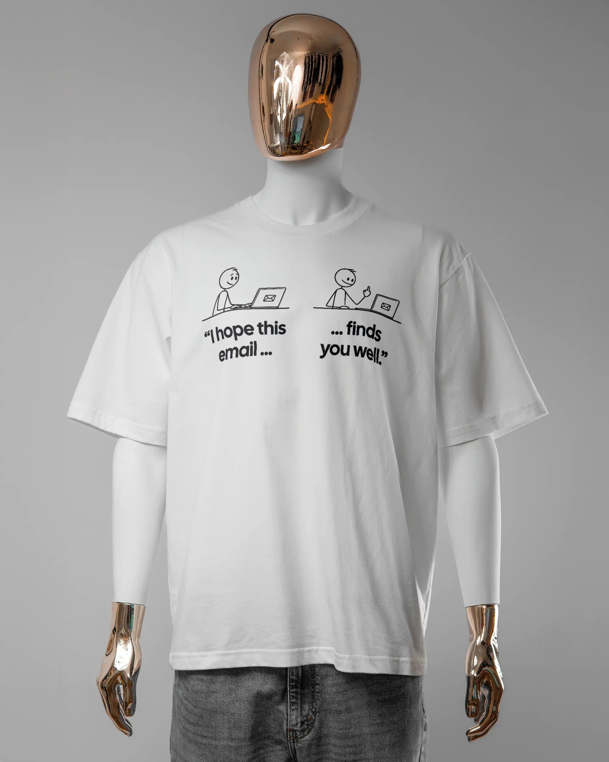 Vorderseite des Basic Unisex T-Shirt Oversized von Maondo mit dem Design Found me not well in der Farbe White und in der Größe L getragen von einer maskulinen Puppe