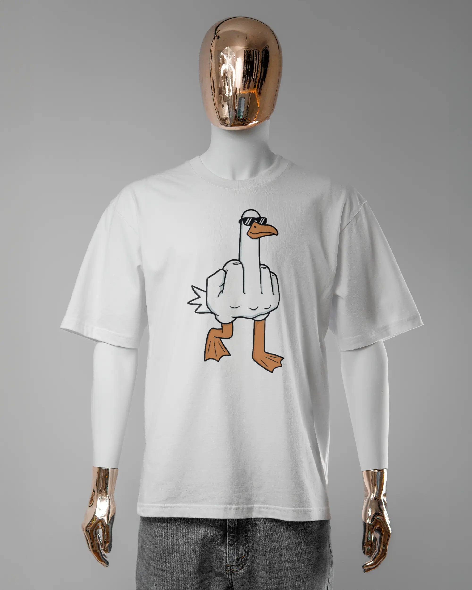 Vorderseite des Basic Unisex T-Shirt Oversized von Maondo mit dem Design I give a duck in der Farbe White und in der Größe L getragen von einer maskulinen Puppe