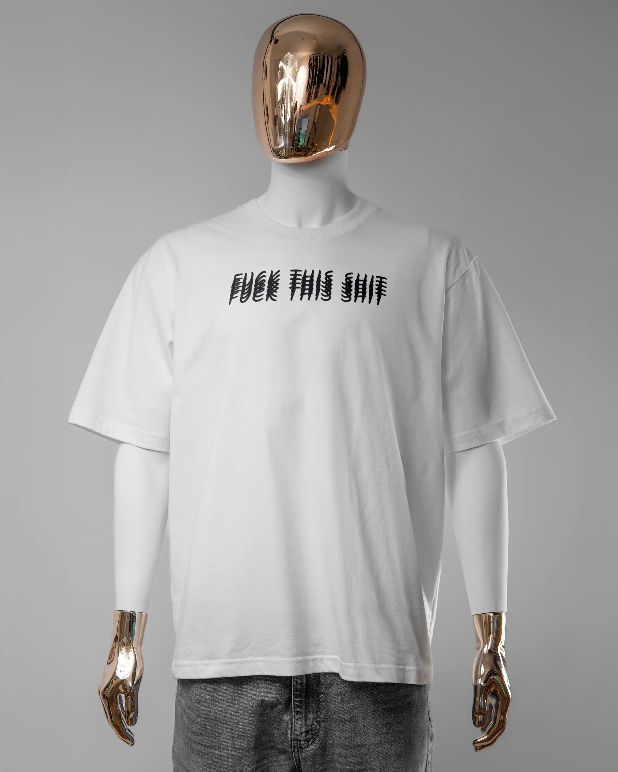 Vorderseite des Basic Unisex T-Shirt Oversized von Maondo mit dem Design Hidden Message in der Farbe White und in der Größe L getragen von einer maskulinen Puppe