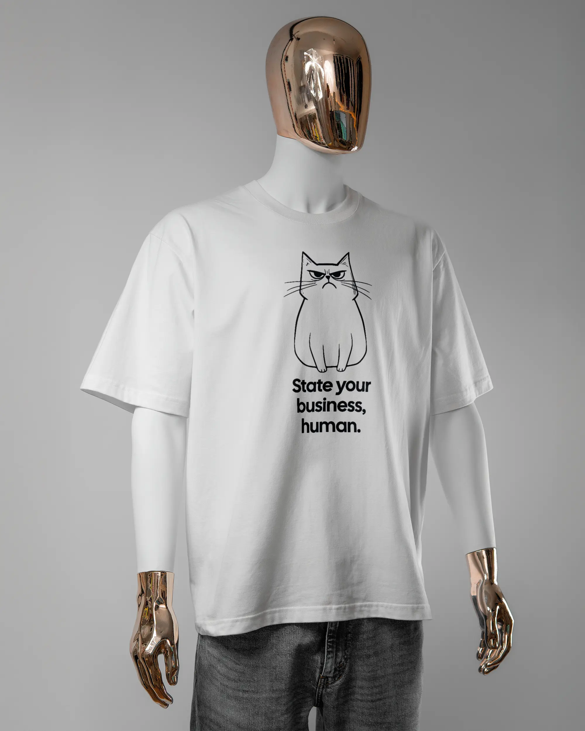 Vorderseite des Basic Unisex T-Shirt Oversized von Maondo mit dem Design Grumpy Purr in der Farbe White und in der Größe L getragen von einer maskulinen Puppe
