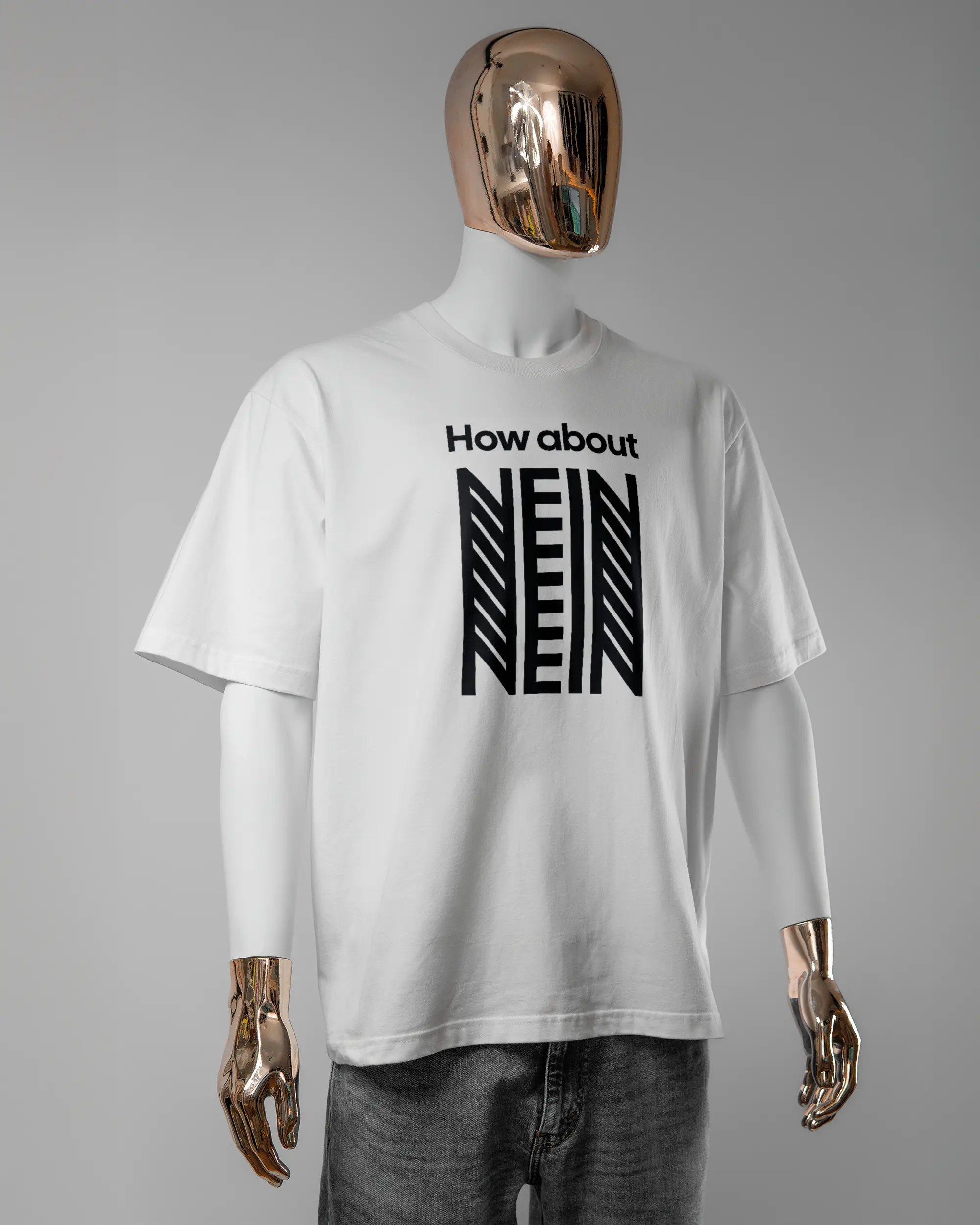 Vorderseite des Basic Unisex T-Shirt Oversized von Maondo mit dem Design How about nein in der Farbe White und in der Größe L getragen von einer maskulinen Puppe