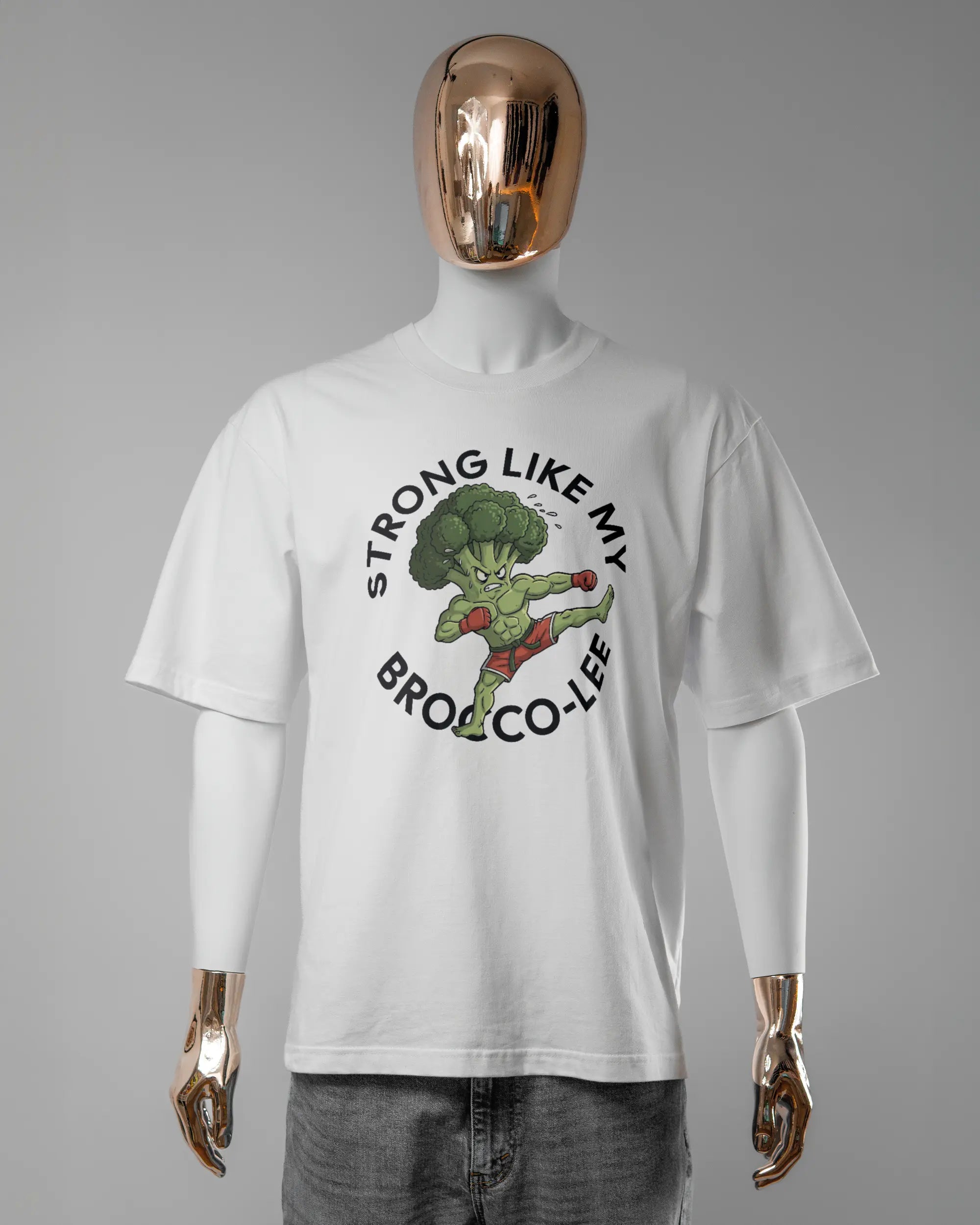 Vorderseite des Basic Unisex T-Shirt Oversized von Maondo mit dem Design Brocco-Lee in der Farbe White und in der Größe L getragen von einer maskulinen Puppe