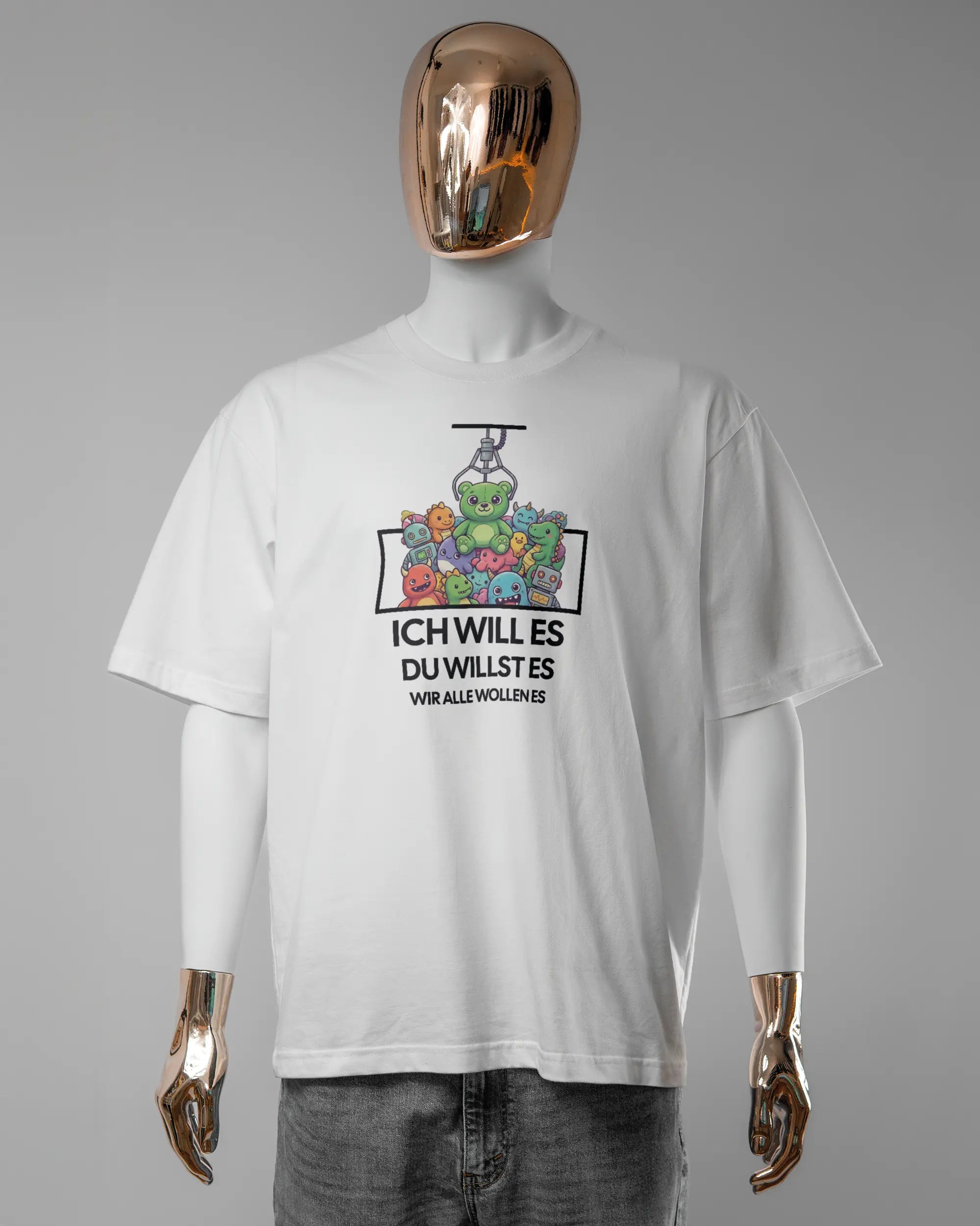 Vorderseite des Basic Unisex T-Shirt Oversized von Maondo mit dem Design Will Stofftier in der Farbe White und in der Größe L getragen von einer maskulinen Puppe