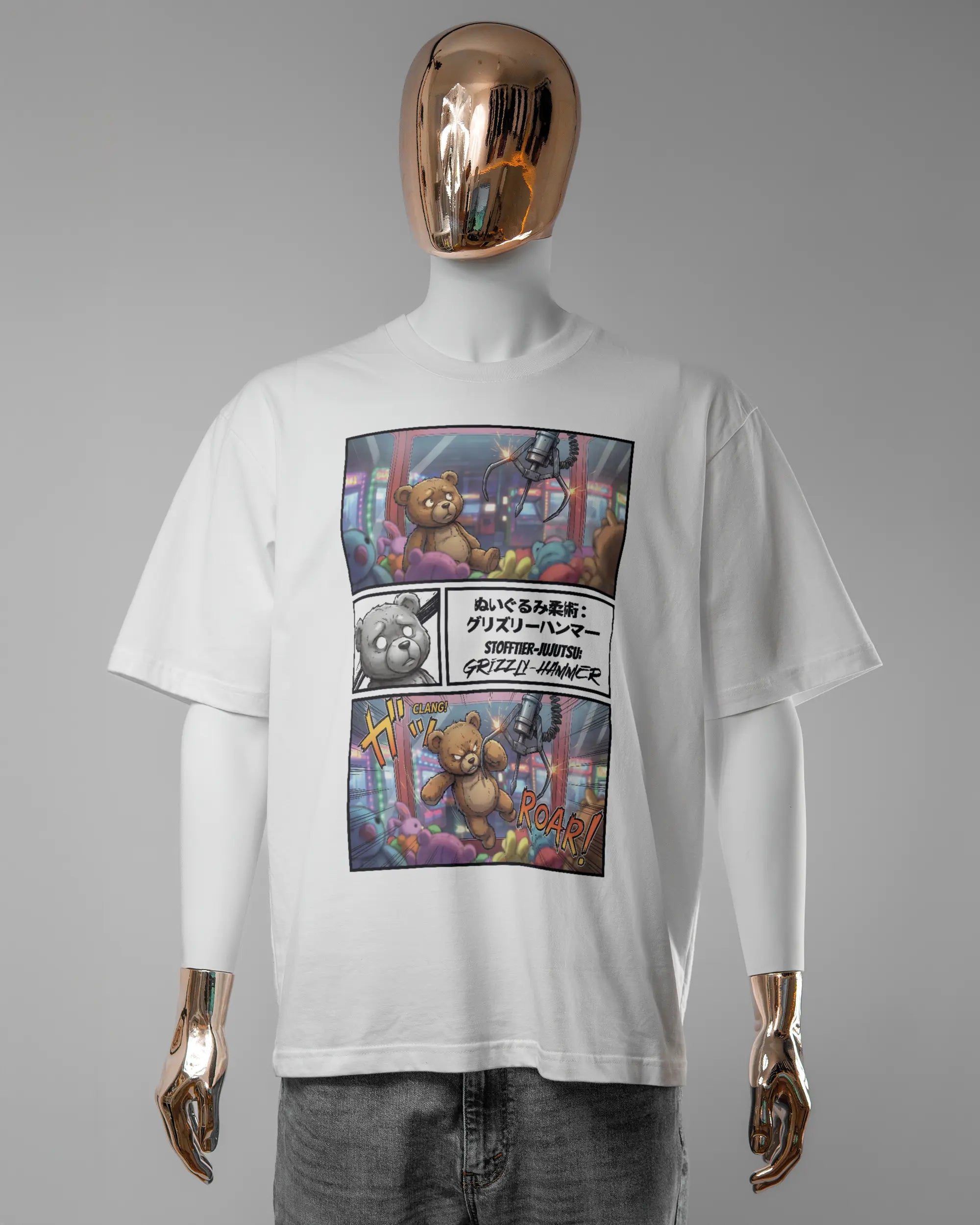 Vorderseite des Basic Unisex T-Shirt Oversized von Maondo mit dem Design Manga Stoff in der Farbe White und in der Größe L getragen von einer maskulinen Puppe