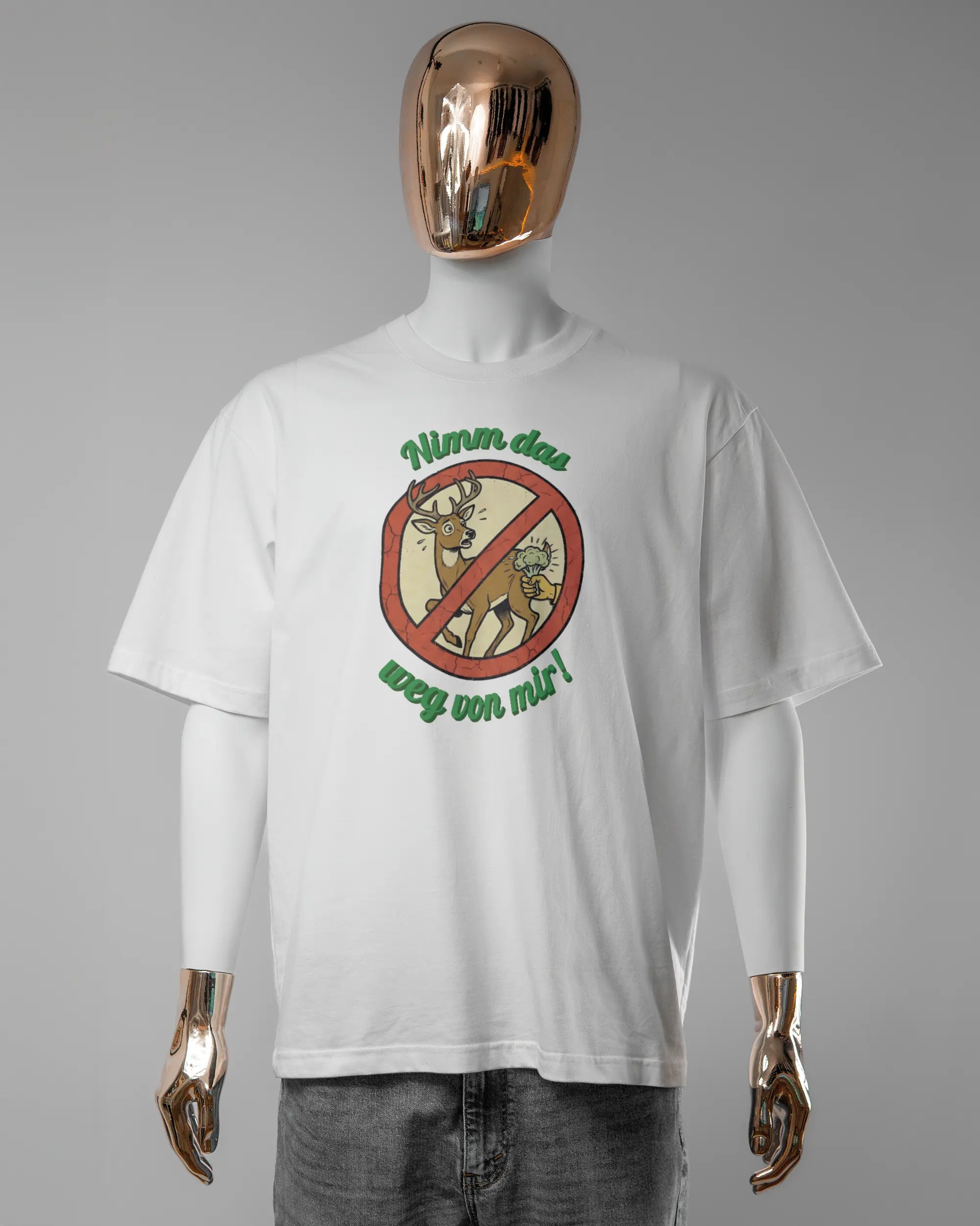 Vorderseite des Basic Unisex T-Shirt Oversized von Maondo mit dem Design Reh weg in der Farbe White und in der Größe L getragen von einer maskulinen Puppe