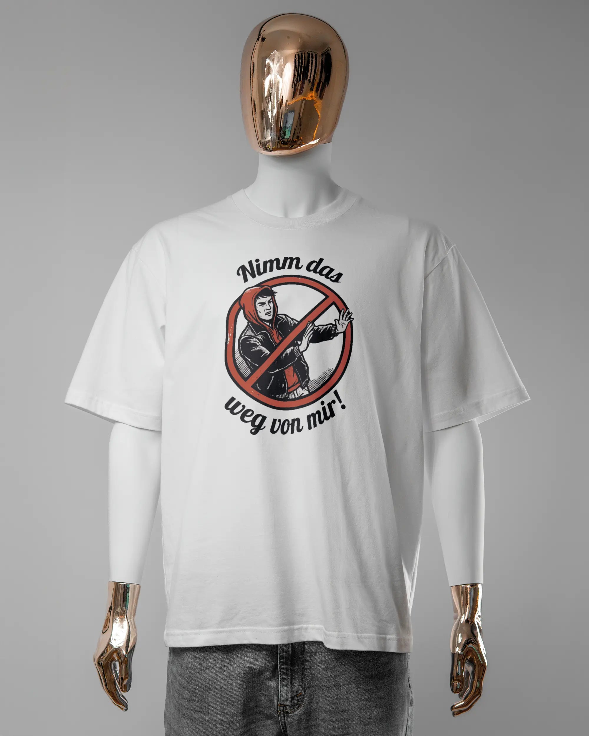 Vorderseite des Basic Unisex T-Shirt Oversized von Maondo mit dem Design Nimm das weg in der Farbe White und in der Größe L getragen von einer maskulinen Puppe