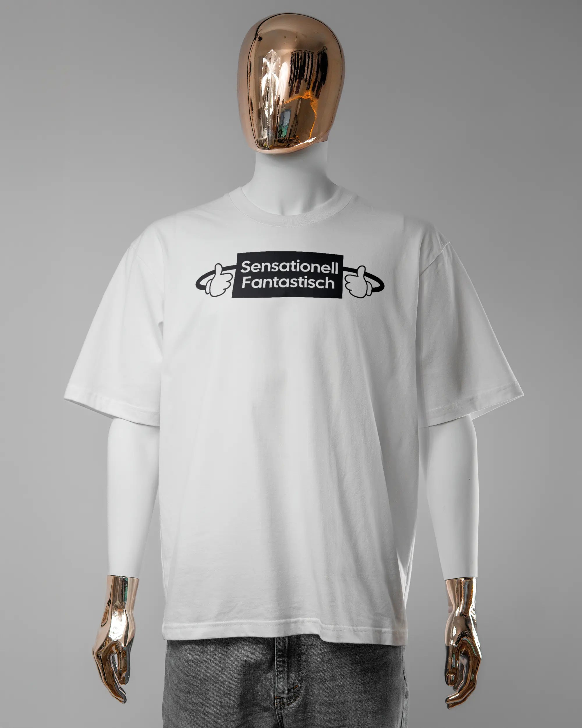 Vorderseite des Basic Unisex T-Shirt Oversized von Maondo mit dem Design Fantastisch in der Farbe White und in der Größe L getragen von einer maskulinen Puppe