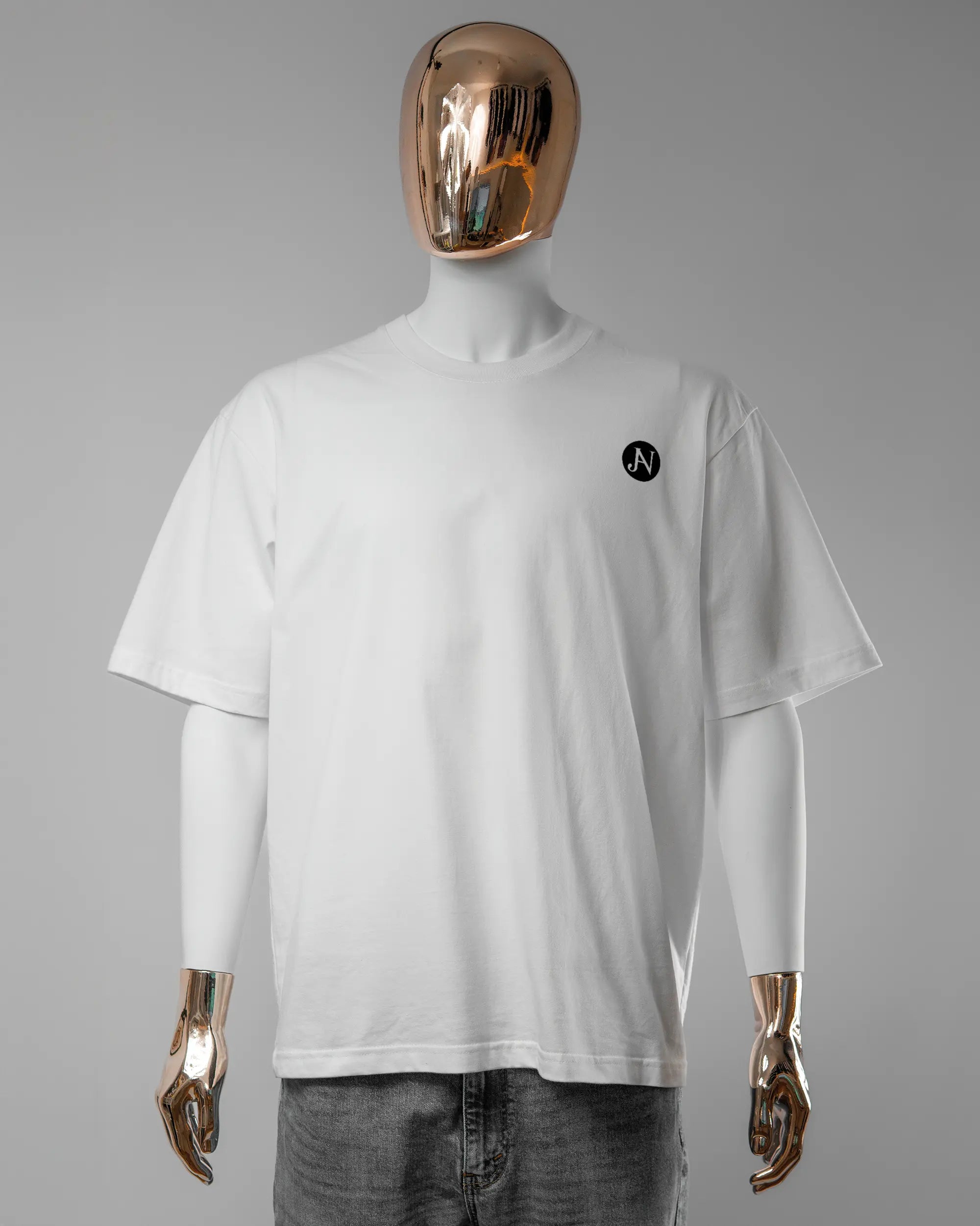 Vorderseite des Basic Unisex T-Shirt Oversized von Maondo mit dem Design JB1 in der Farbe White und in der Größe L getragen von einer maskulinen Puppe