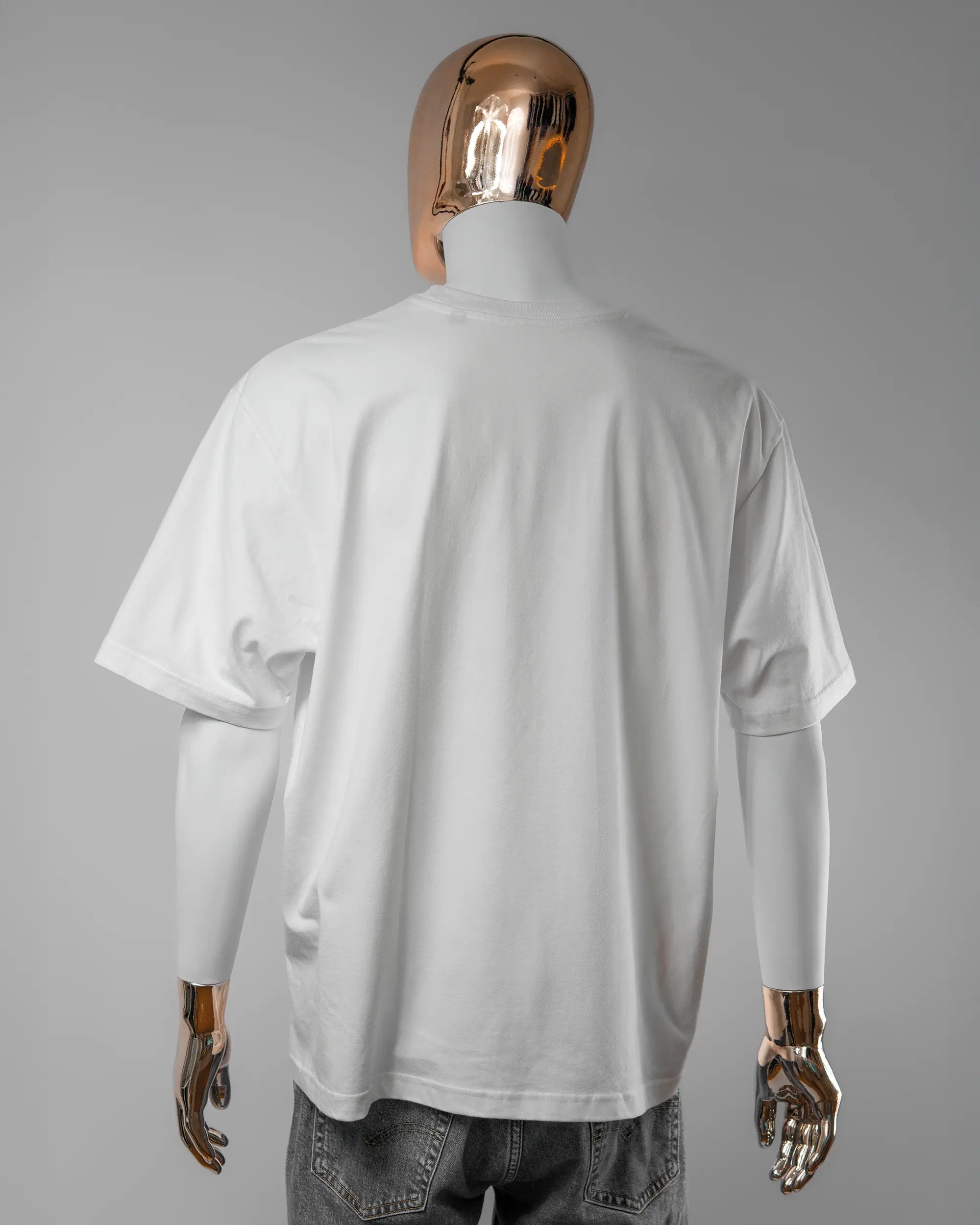 Rückseite des Basic Unisex T-Shirt Oversized von Maondo ohne Motiv in der Farbe White und in der Größe L getragen von einer maskulinen Puppe