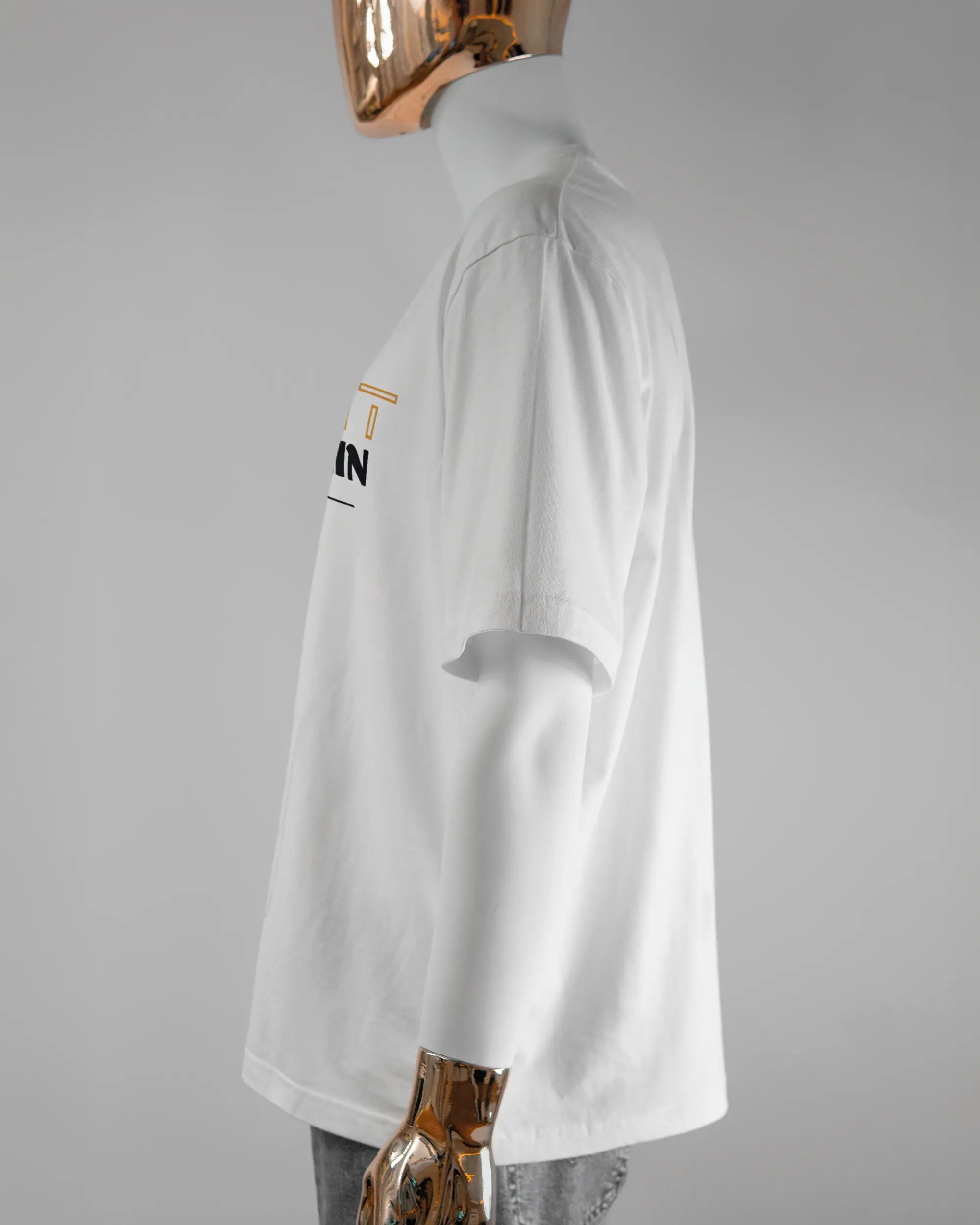 Seitenansicht des Basic Unisex T-Shirt Oversized von Maondo mit dem Design Tracht mit dir vorne in der Farbe White und in der Größe L getragen von einer maskulinen Puppe