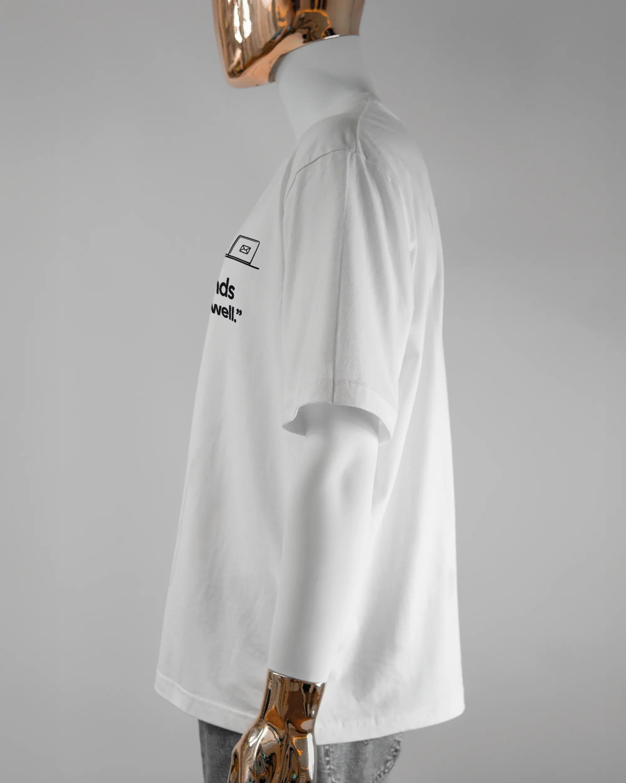 Seitenansicht des Basic Unisex T-Shirt Oversized von Maondo mit dem Design Found me not well vorne in der Farbe White und in der Größe L getragen von einer maskulinen Puppe