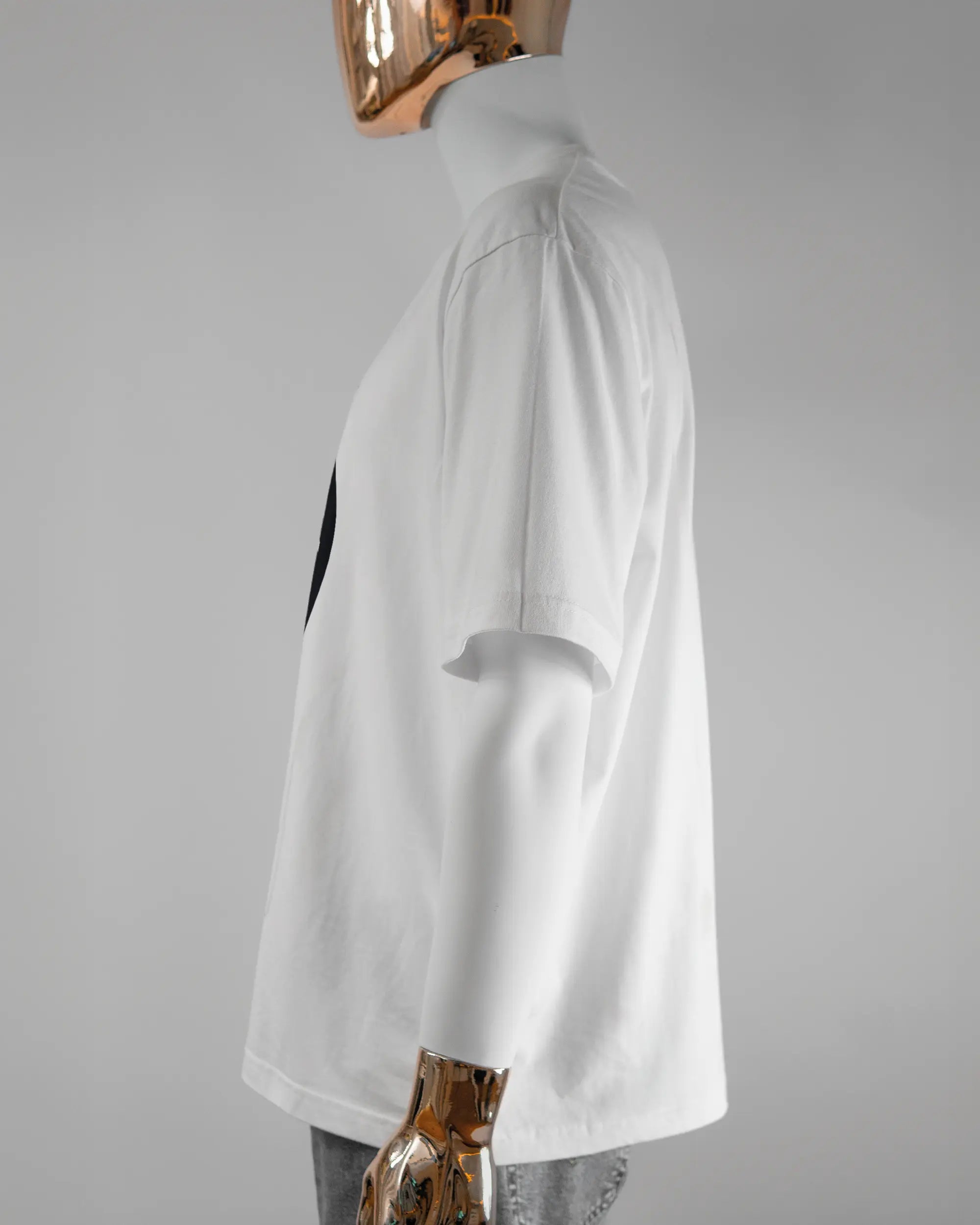 Seitenansicht des Basic Unisex T-Shirt Oversized von Maondo mit dem Design How about nein vorne in der Farbe White und in der Größe L getragen von einer maskulinen Puppe