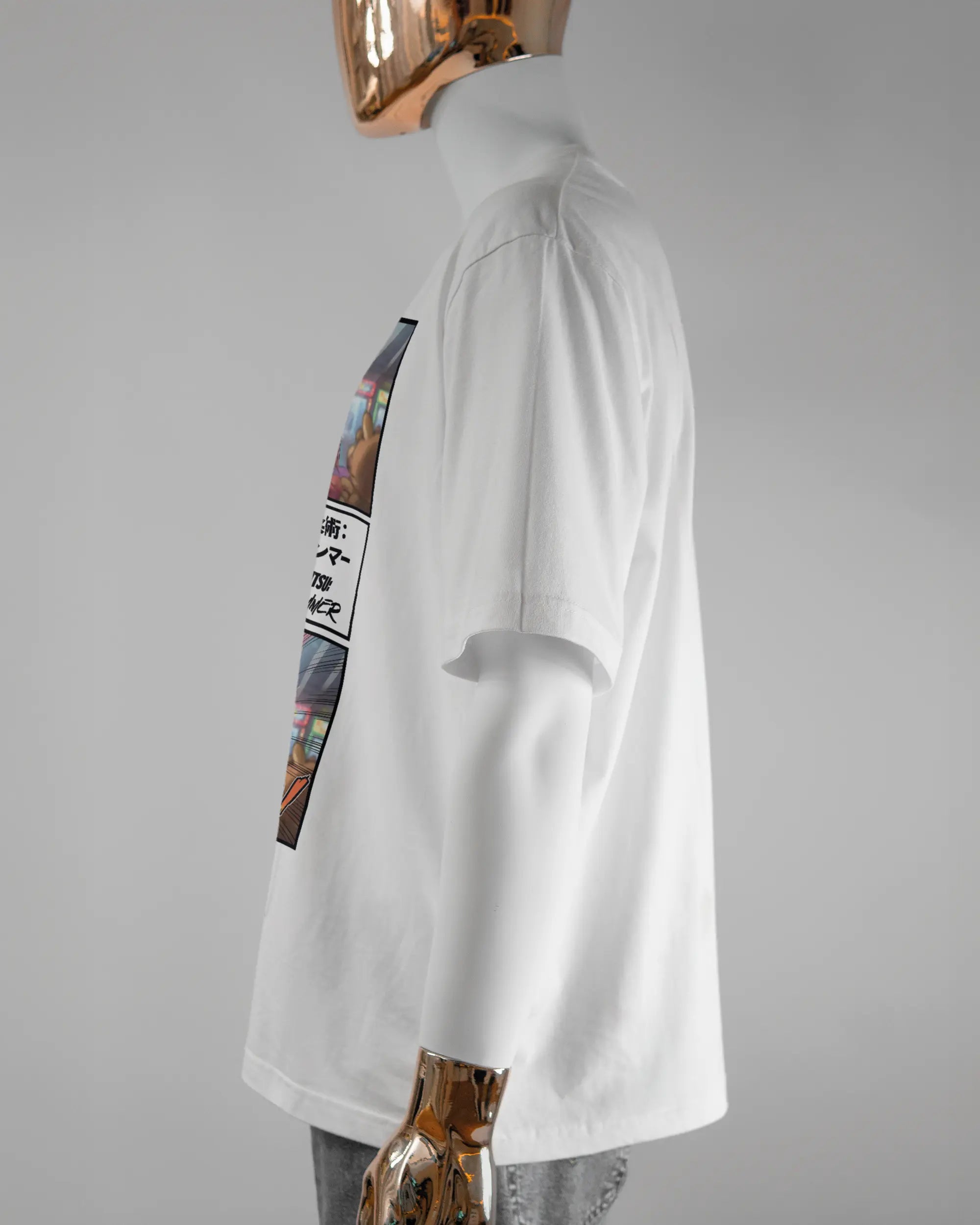 Seitenansicht des Basic Unisex T-Shirt Oversized von Maondo mit dem Design Manga Stoff vorne in der Farbe White und in der Größe L getragen von einer maskulinen Puppe