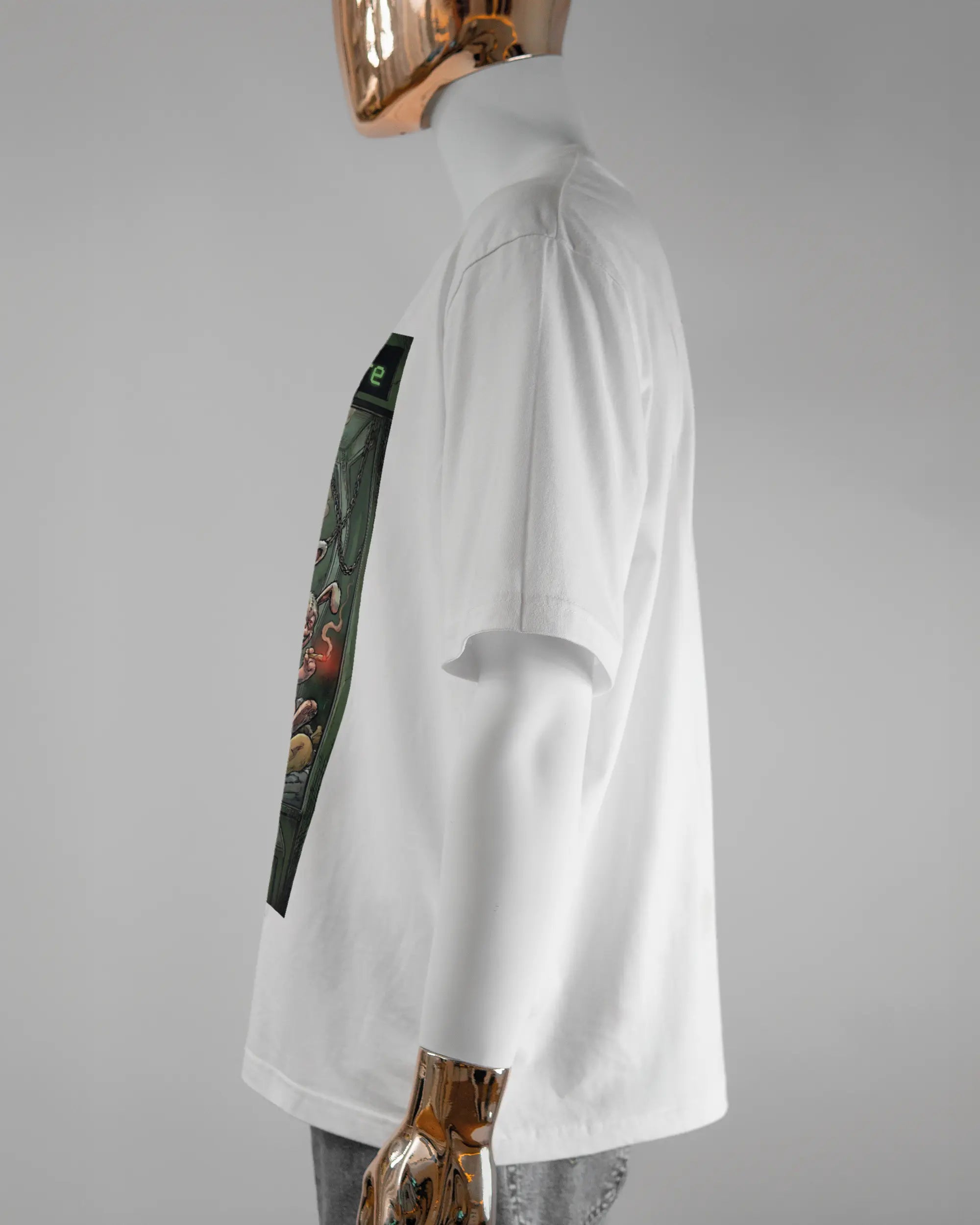 Seitenansicht des Basic Unisex T-Shirt Oversized von Maondo mit dem Design Extrabreit vorne in der Farbe White und in der Größe L getragen von einer maskulinen Puppe