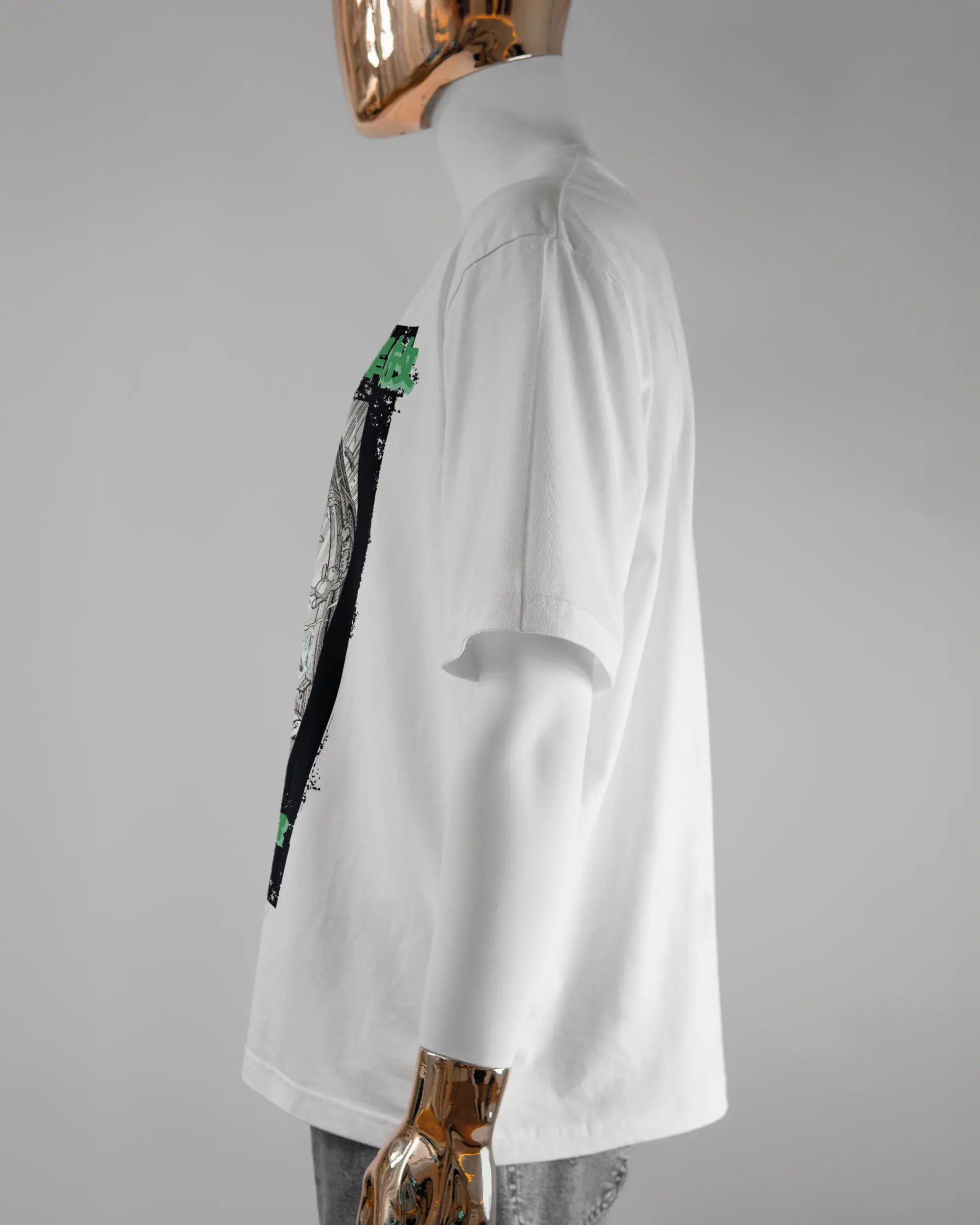 Seitenansicht des Basic Unisex T-Shirt Oversized von Maondo mit dem Design Save 1 Stofftier vorne in der Farbe White und in der Größe L getragen von einer maskulinen Puppe