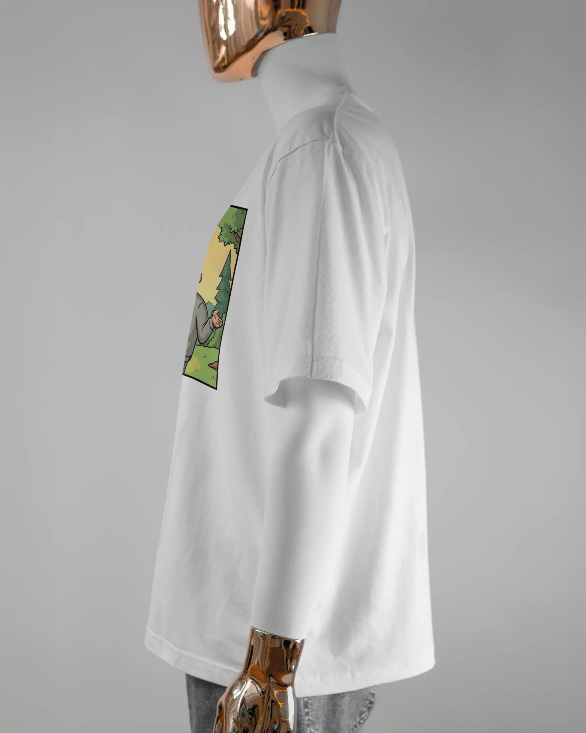 Seitenansicht des Basic Unisex T-Shirt Oversized von Maondo mit dem Design Vollspannung vorne in der Farbe White und in der Größe L getragen von einer maskulinen Puppe