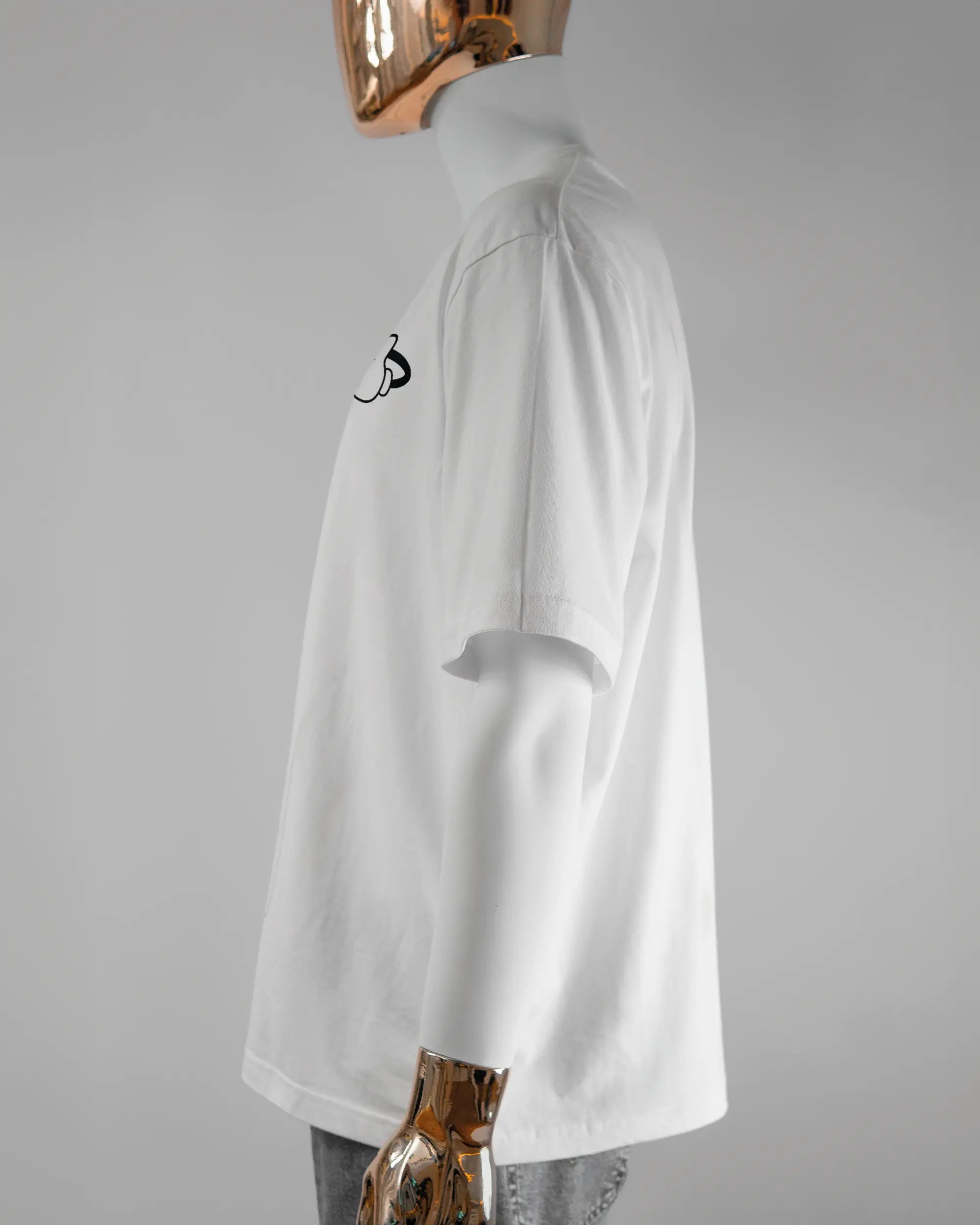 Seitenansicht des Basic Unisex T-Shirt Oversized von Maondo mit dem Design Fantastisch vorne in der Farbe White und in der Größe L getragen von einer maskulinen Puppe