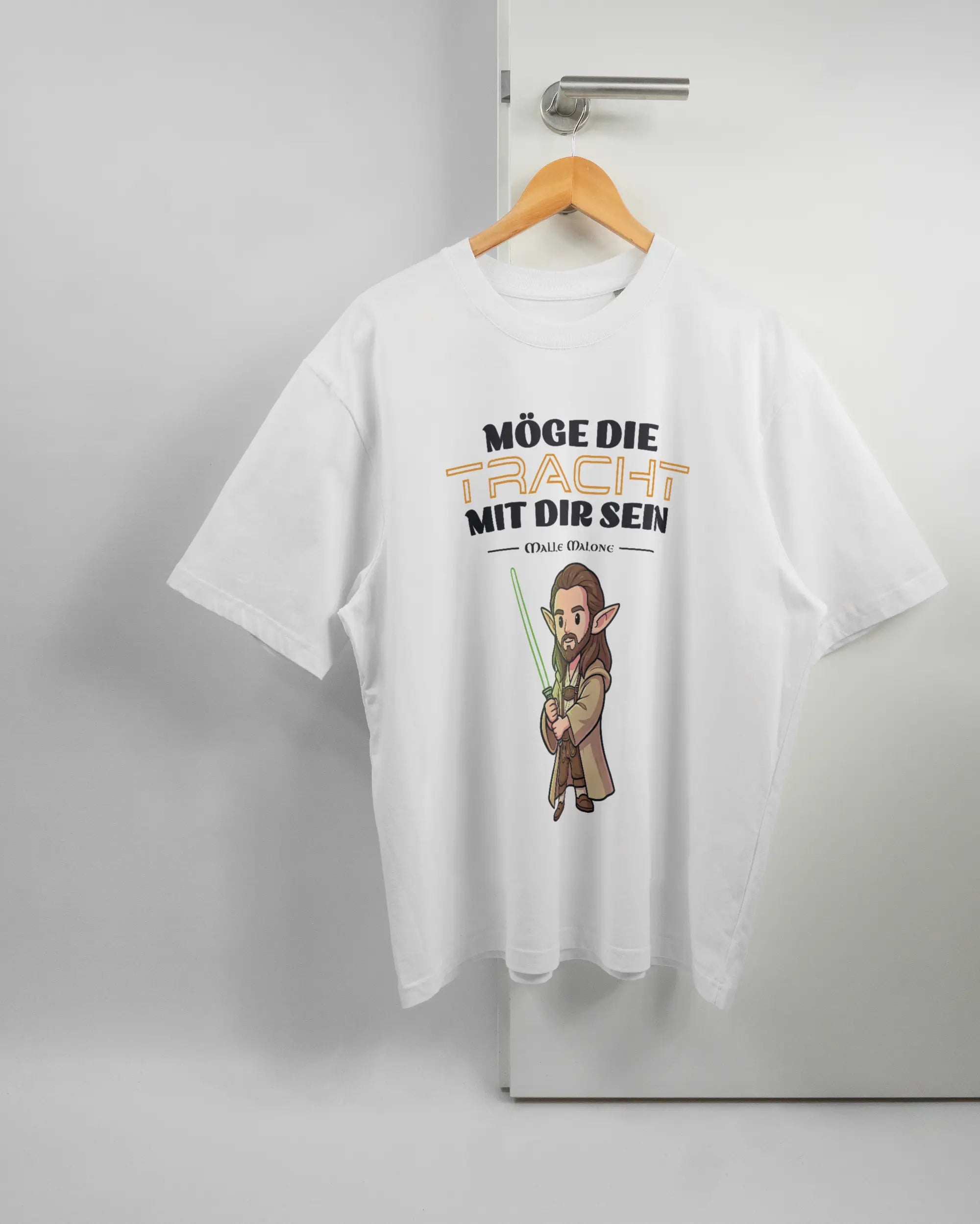 Vorderseite des Basic Unisex T-Shirt Oversized von Maondo mit dem Design Tracht mit dir in der Farbe White und in der Größe L auf einem Bügel an der Türklinke aufgehängt