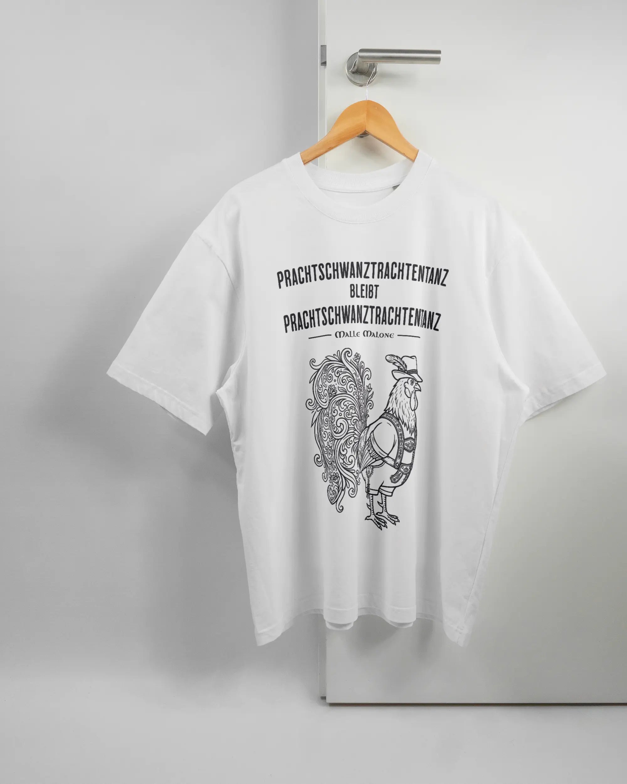 Vorderseite des Basic Unisex T-Shirt Oversized von Maondo mit dem Design Trachtentanz in der Farbe White und in der Größe L auf einem Bügel an der Türklinke aufgehängt