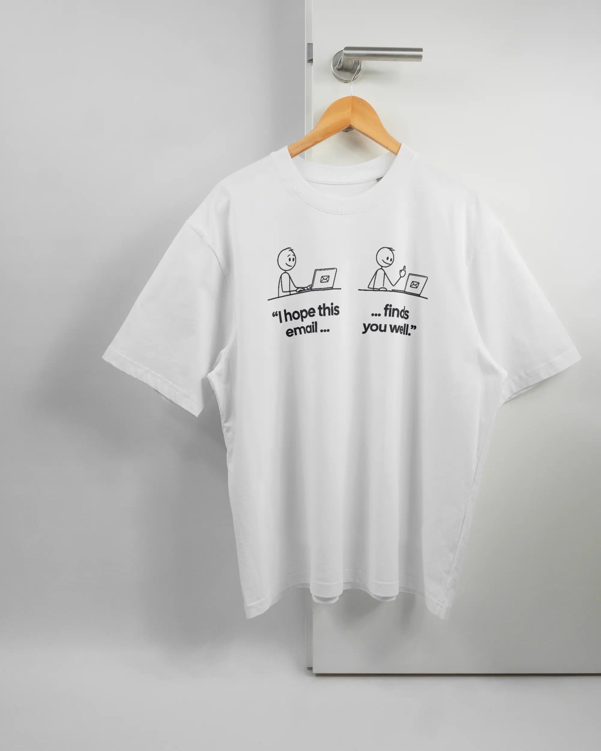 Vorderseite des Basic Unisex T-Shirt Oversized von Maondo mit dem Design Found me not well in der Farbe White und in der Größe L auf einem Bügel an der Türklinke aufgehängt