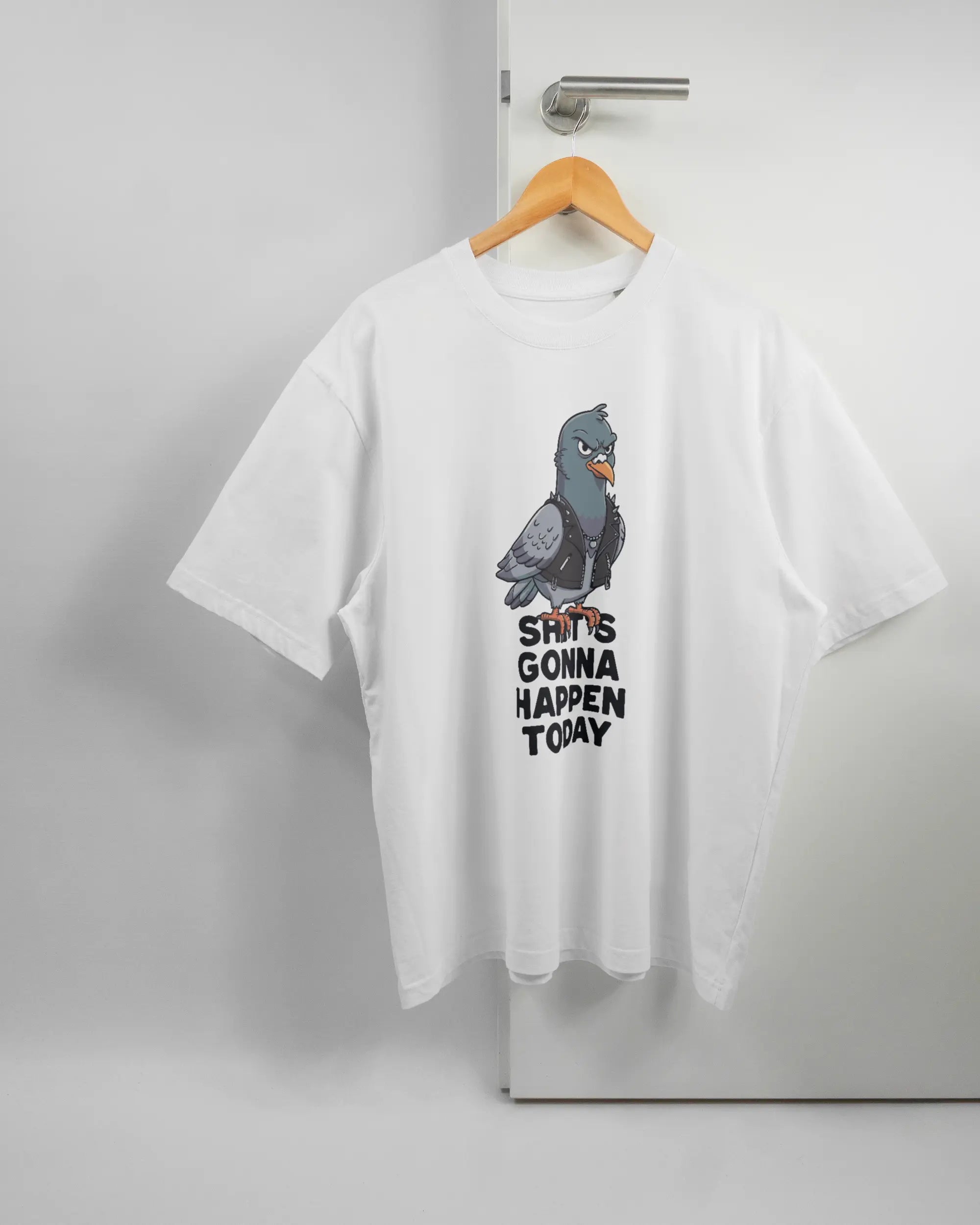 Vorderseite des Basic Unisex T-Shirt Oversized von Maondo mit dem Design Pigeon Pun in der Farbe White und in der Größe L auf einem Bügel an der Türklinke aufgehängt