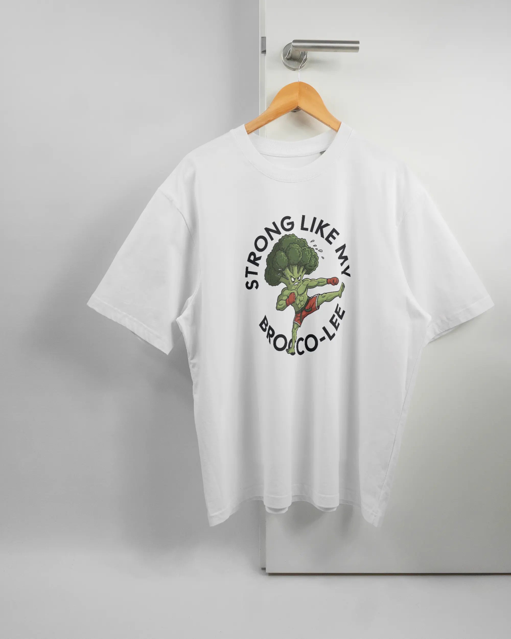 Vorderseite des Basic Unisex T-Shirt Oversized von Maondo mit dem Design Brocco-Lee in der Farbe White und in der Größe L auf einem Bügel an der Türklinke aufgehängt