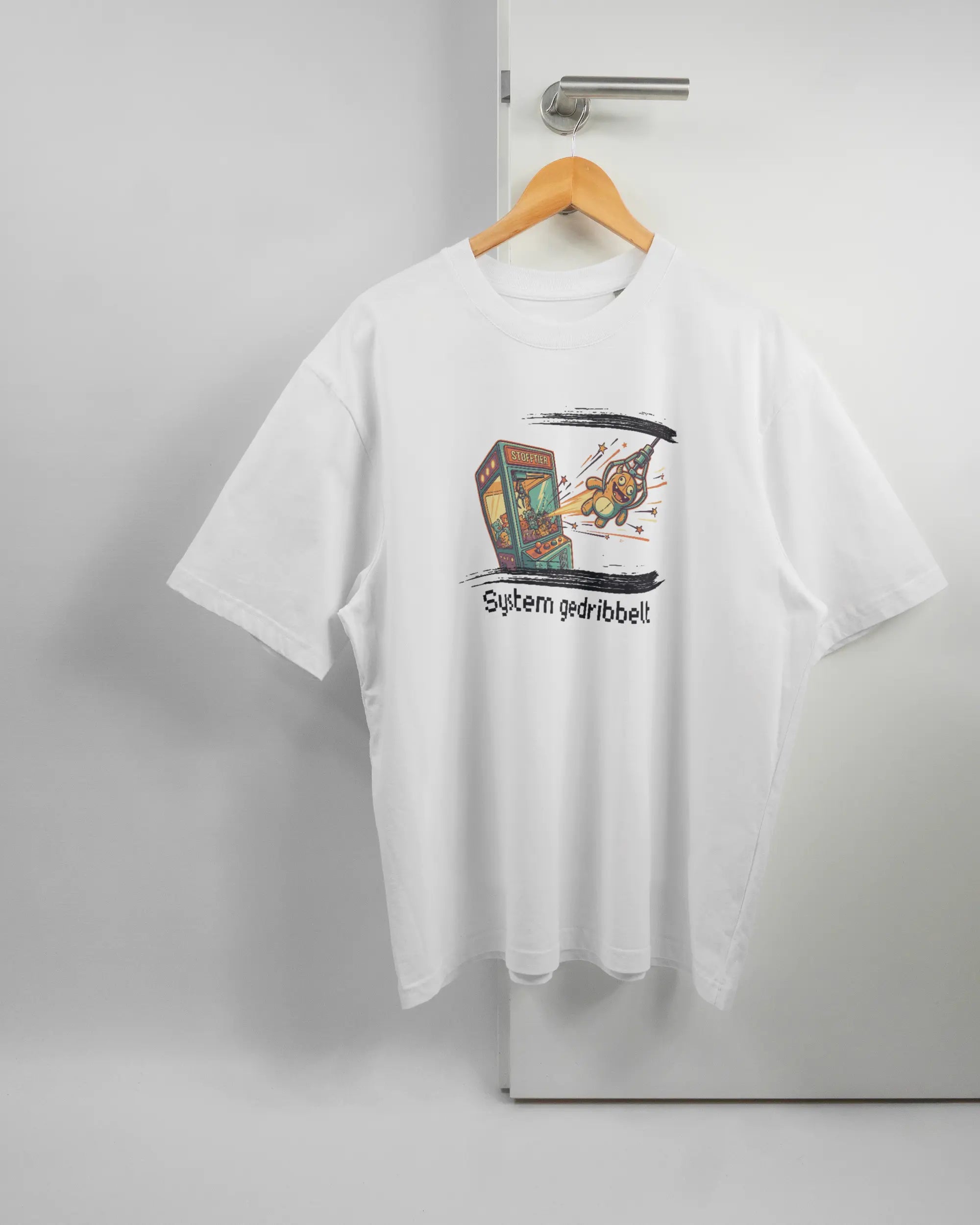 Vorderseite des Basic Unisex T-Shirt Oversized von Maondo mit dem Design System gedribbelt in der Farbe White und in der Größe L auf einem Bügel an der Türklinke aufgehängt