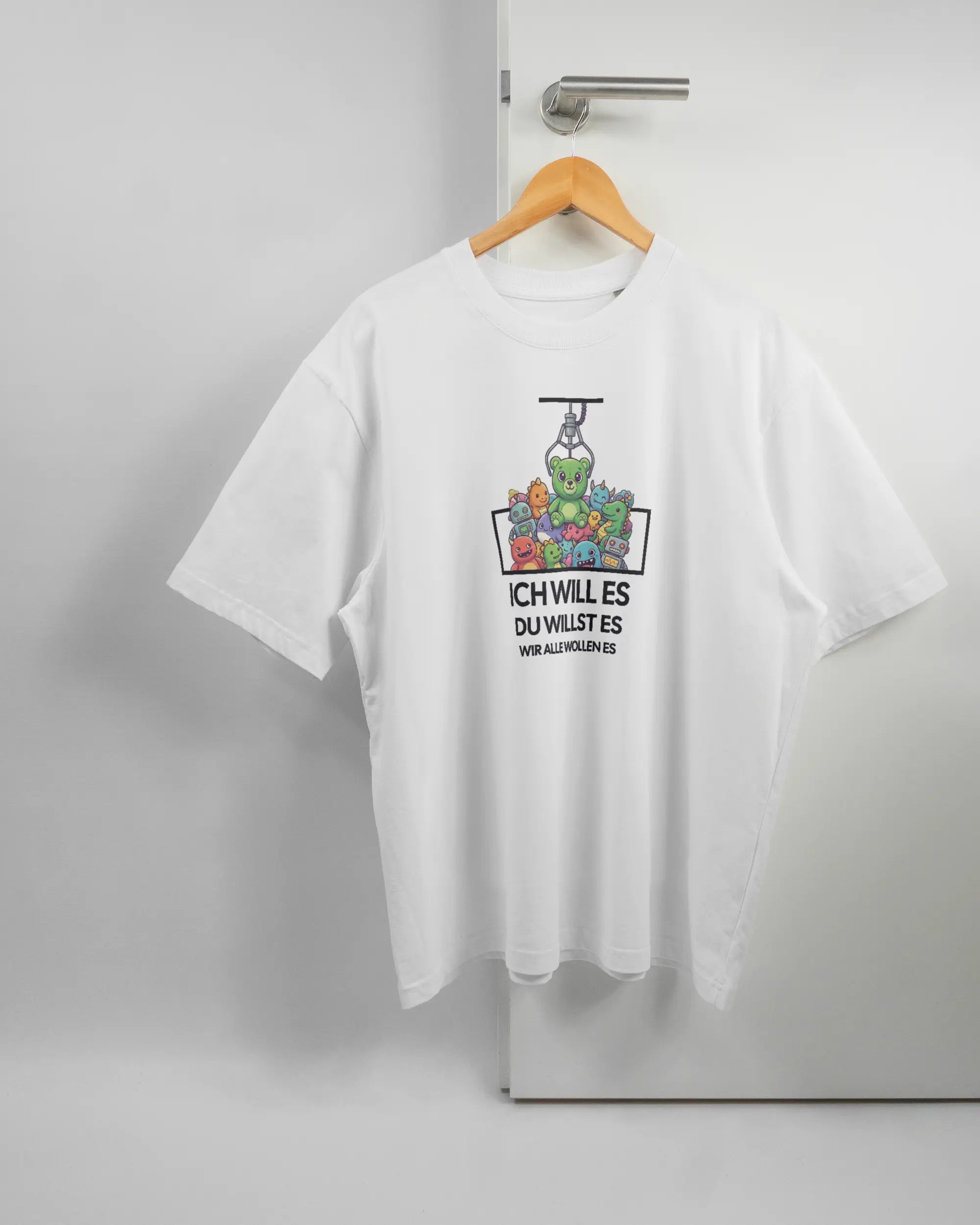 Vorderseite des Basic Unisex T-Shirt Oversized von Maondo mit dem Design Will Stofftier in der Farbe White und in der Größe L auf einem Bügel an der Türklinke aufgehängt