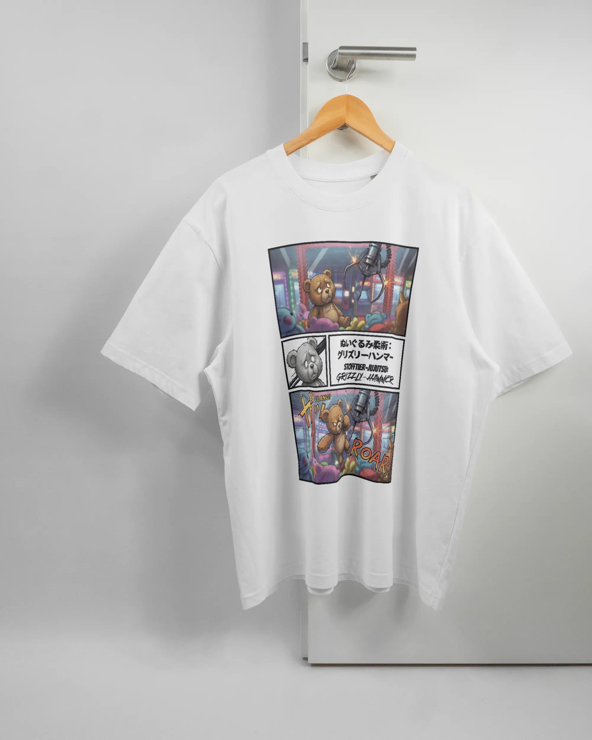 Vorderseite des Basic Unisex T-Shirt Oversized von Maondo mit dem Design Manga Stoff in der Farbe White und in der Größe L auf einem Bügel an der Türklinke aufgehängt