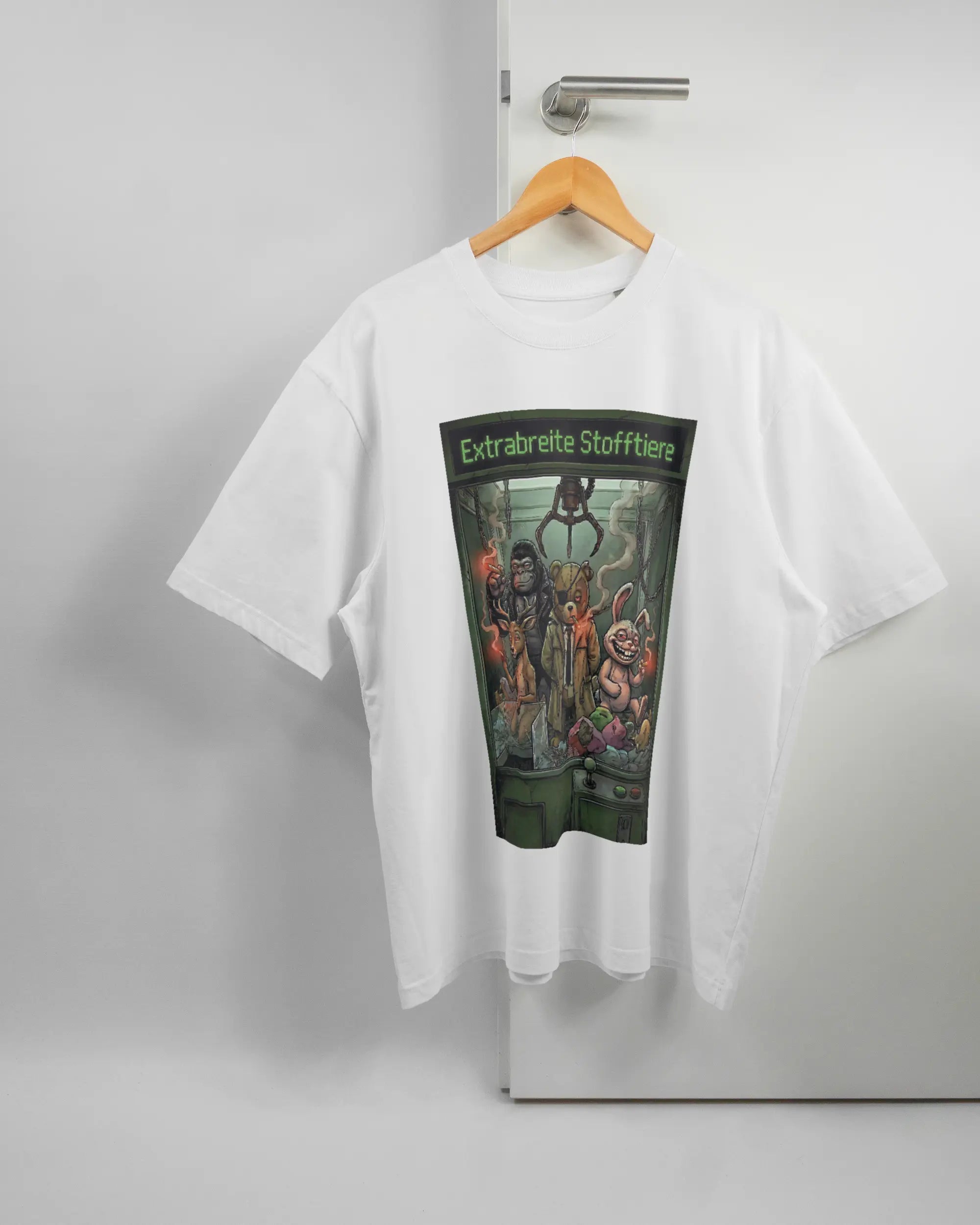 Vorderseite des Basic Unisex T-Shirt Oversized von Maondo mit dem Design Extrabreit in der Farbe White und in der Größe L auf einem Bügel an der Türklinke aufgehängt