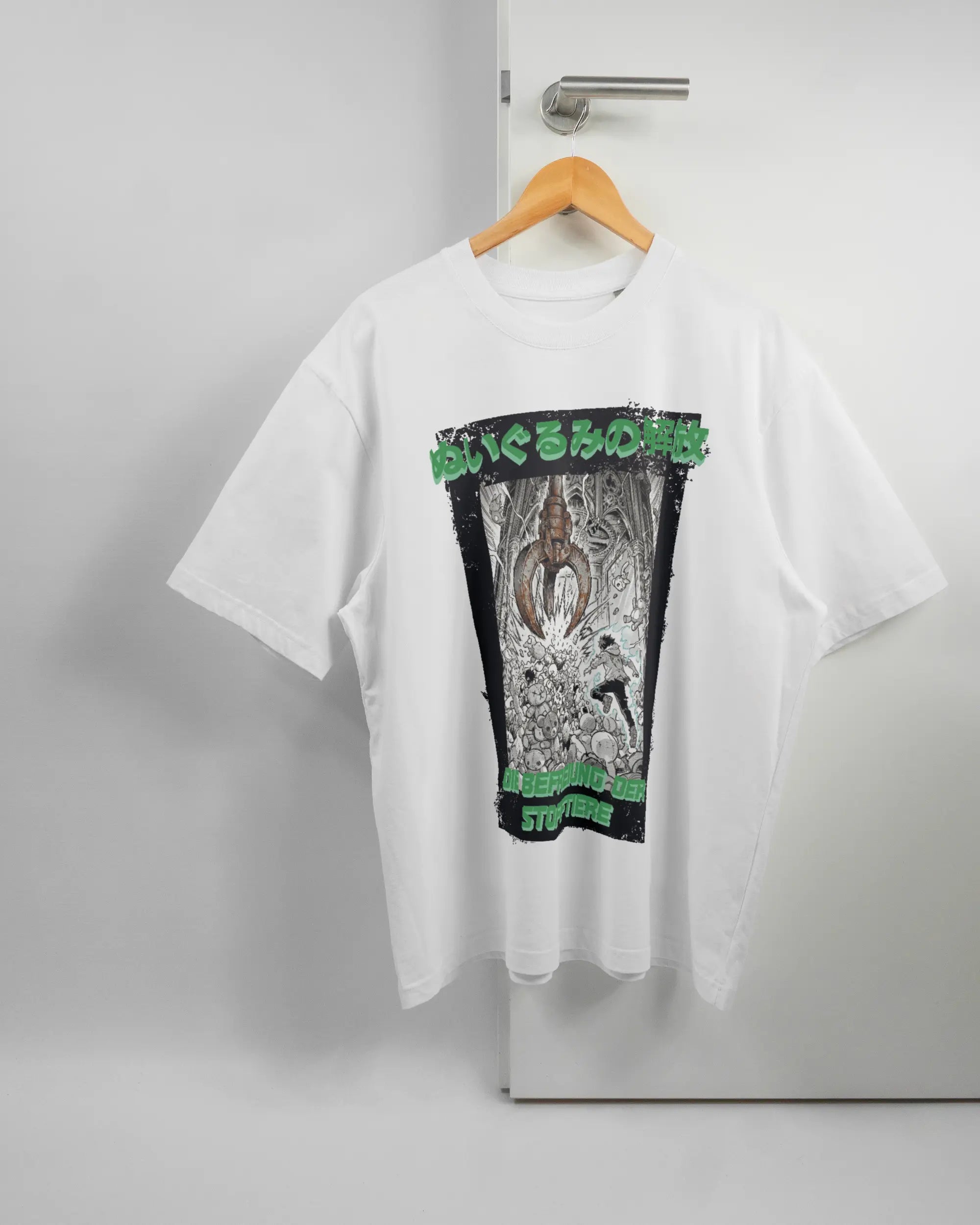 Vorderseite des Basic Unisex T-Shirt Oversized von Maondo mit dem Design Save 1 Stofftier in der Farbe White und in der Größe L auf einem Bügel an der Türklinke aufgehängt