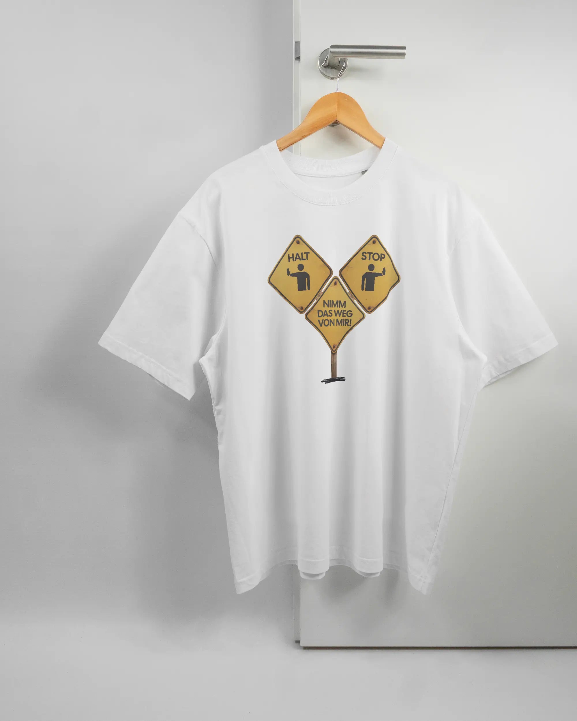 Vorderseite des Basic Unisex T-Shirt Oversized von Maondo mit dem Design Schutzschild in der Farbe White und in der Größe L auf einem Bügel an der Türklinke aufgehängt