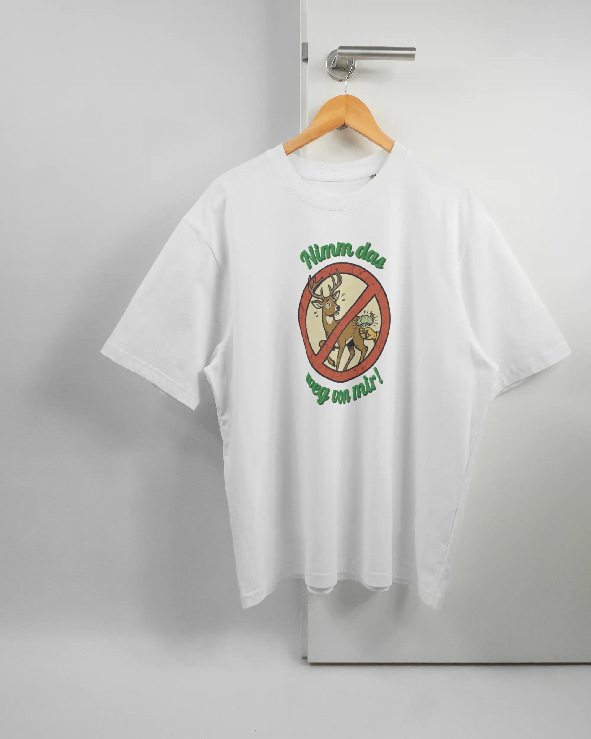 Vorderseite des Basic Unisex T-Shirt Oversized von Maondo mit dem Design Reh weg in der Farbe White und in der Größe L auf einem Bügel an der Türklinke aufgehängt