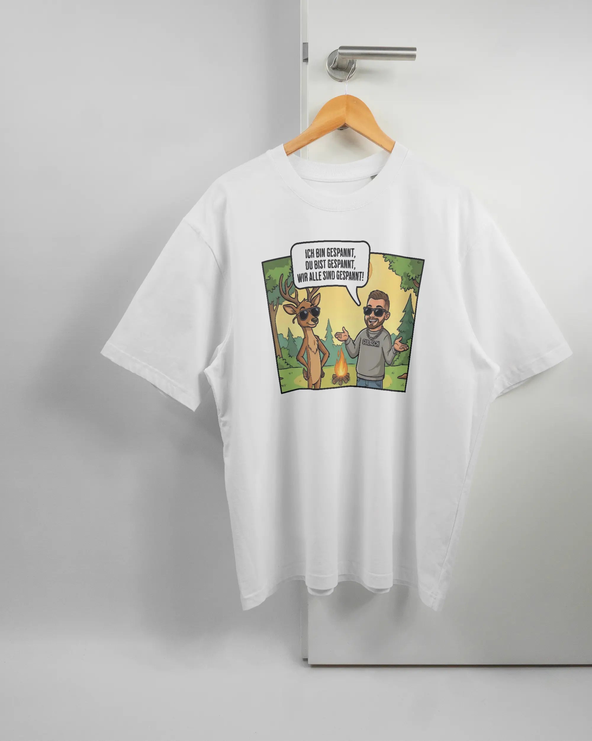Vorderseite des Basic Unisex T-Shirt Oversized von Maondo mit dem Design Vollspannung in der Farbe White und in der Größe L auf einem Bügel an der Türklinke aufgehängt