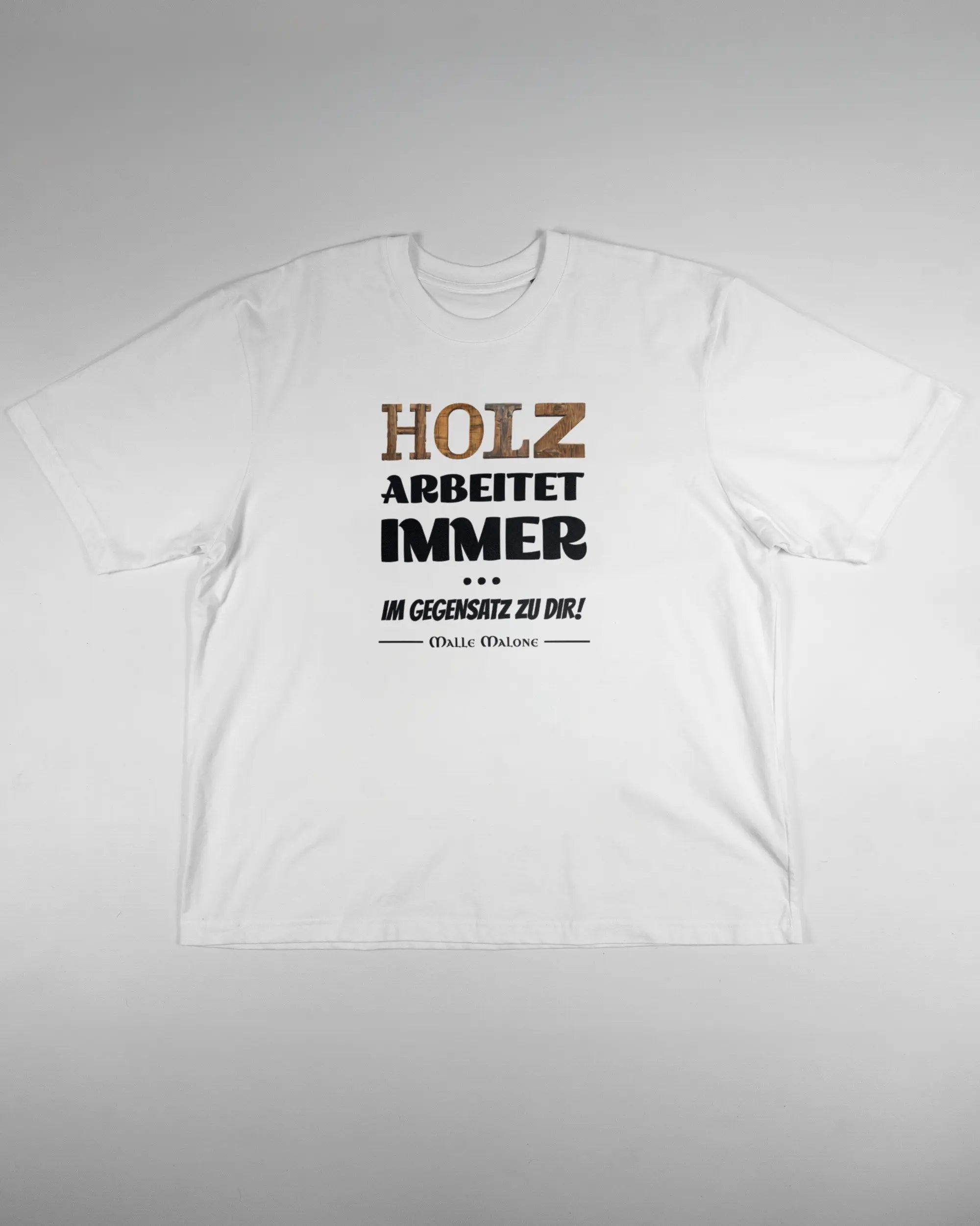 Vorderseite des Basic Unisex T-Shirt Oversized von Maondo mit dem Design Holzarbeit in der Farbe White und in der Größe L flach auf den Boden gelegt