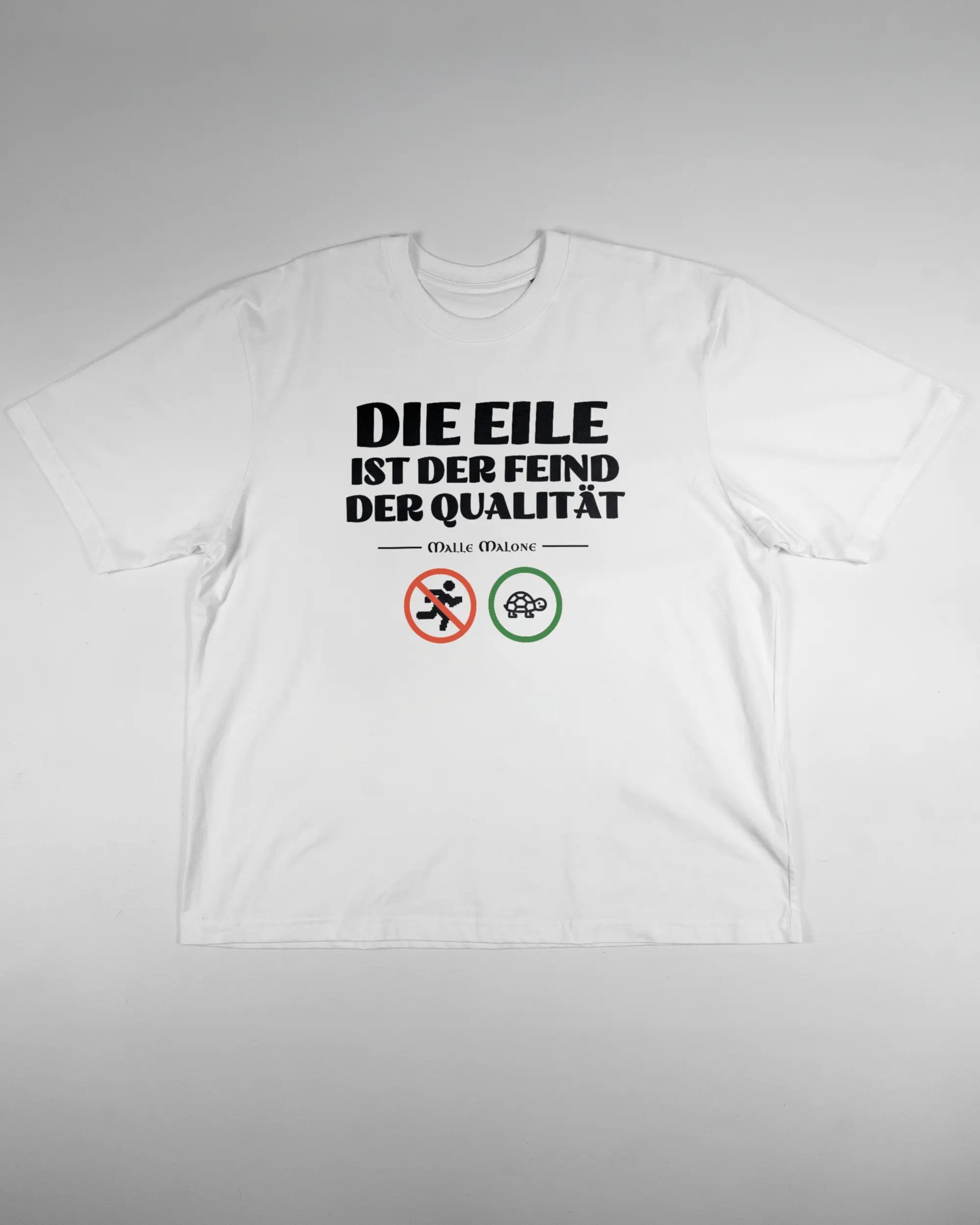 Vorderseite des Basic Unisex T-Shirt Oversized von Maondo mit dem Design Keine Eile in der Farbe White und in der Größe L flach auf den Boden gelegt