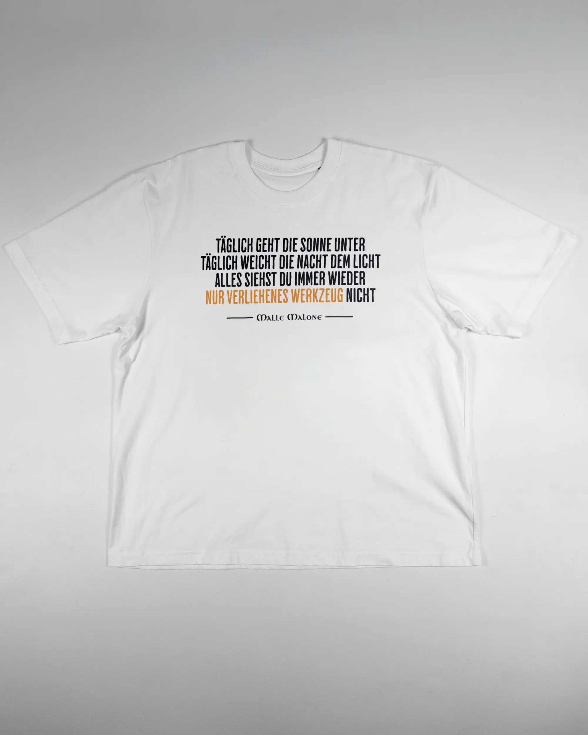 Vorderseite des Basic Unisex T-Shirt Oversized von Maondo mit dem Design Wegzeug in der Farbe White und in der Größe L flach auf den Boden gelegt