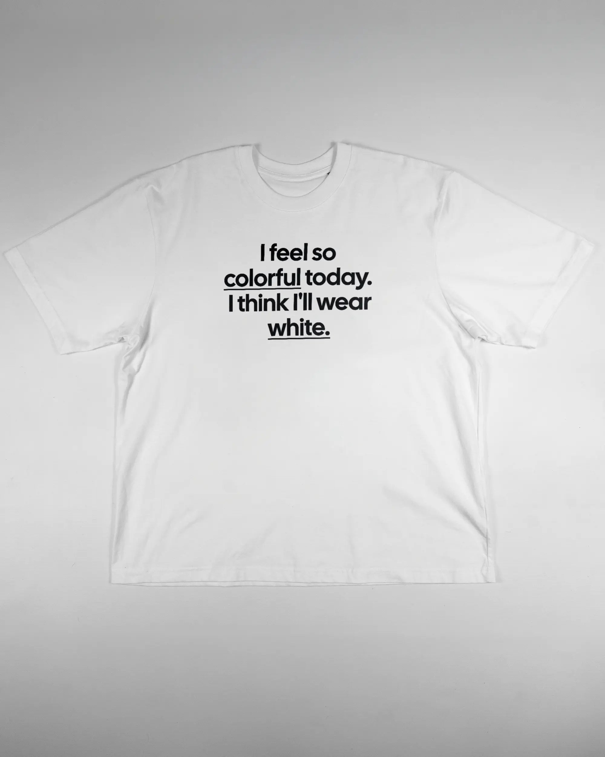 Vorderseite des Basic Unisex T-Shirt Oversized von Maondo mit dem Design Colorful Day in der Farbe White und in der Größe L flach auf den Boden gelegt