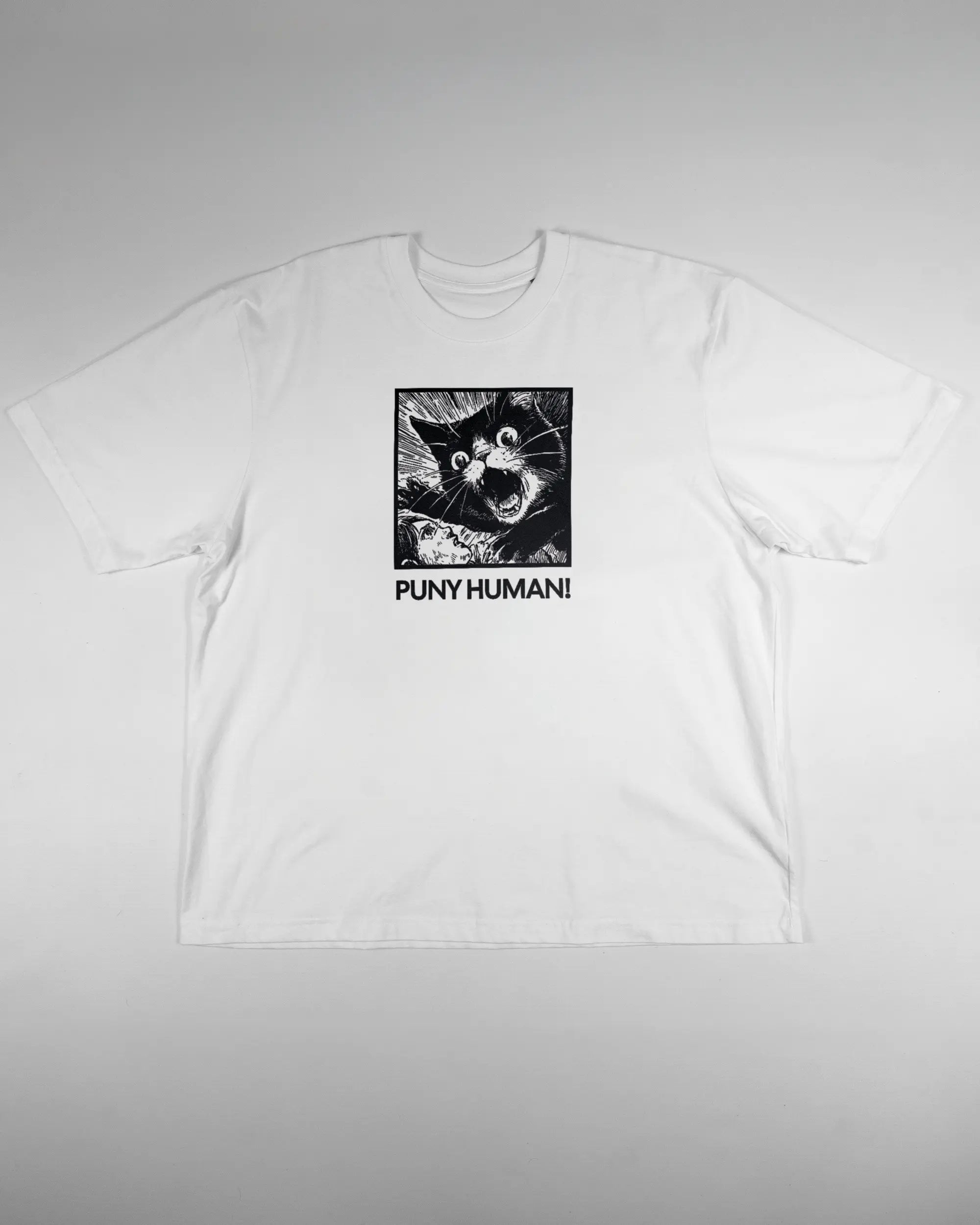 Vorderseite des Basic Unisex T-Shirt Oversized von Maondo mit dem Design Puny Human in der Farbe White und in der Größe L flach auf den Boden gelegt