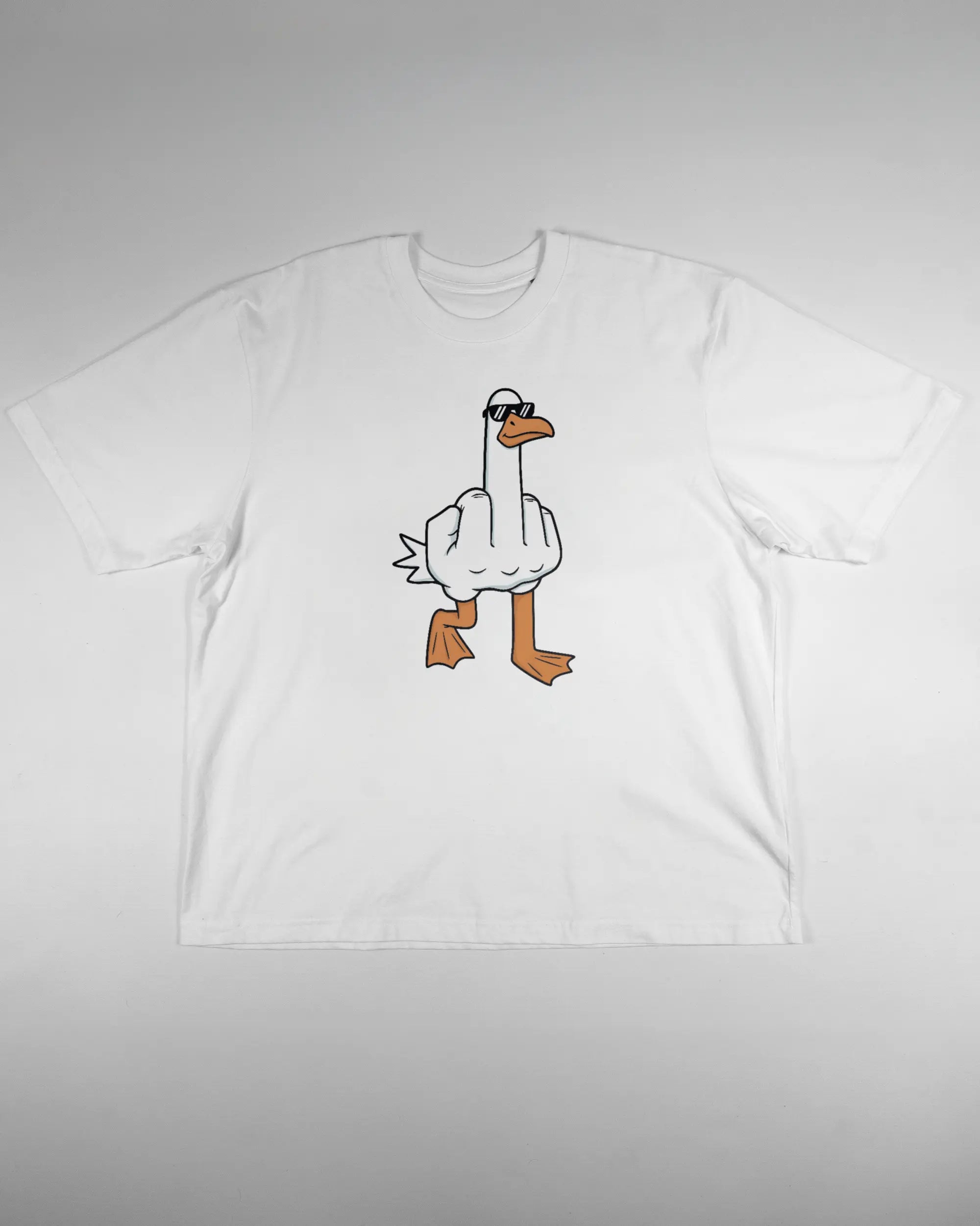Vorderseite des Basic Unisex T-Shirt Oversized von Maondo mit dem Design I give a duck in der Farbe White und in der Größe L flach auf den Boden gelegt