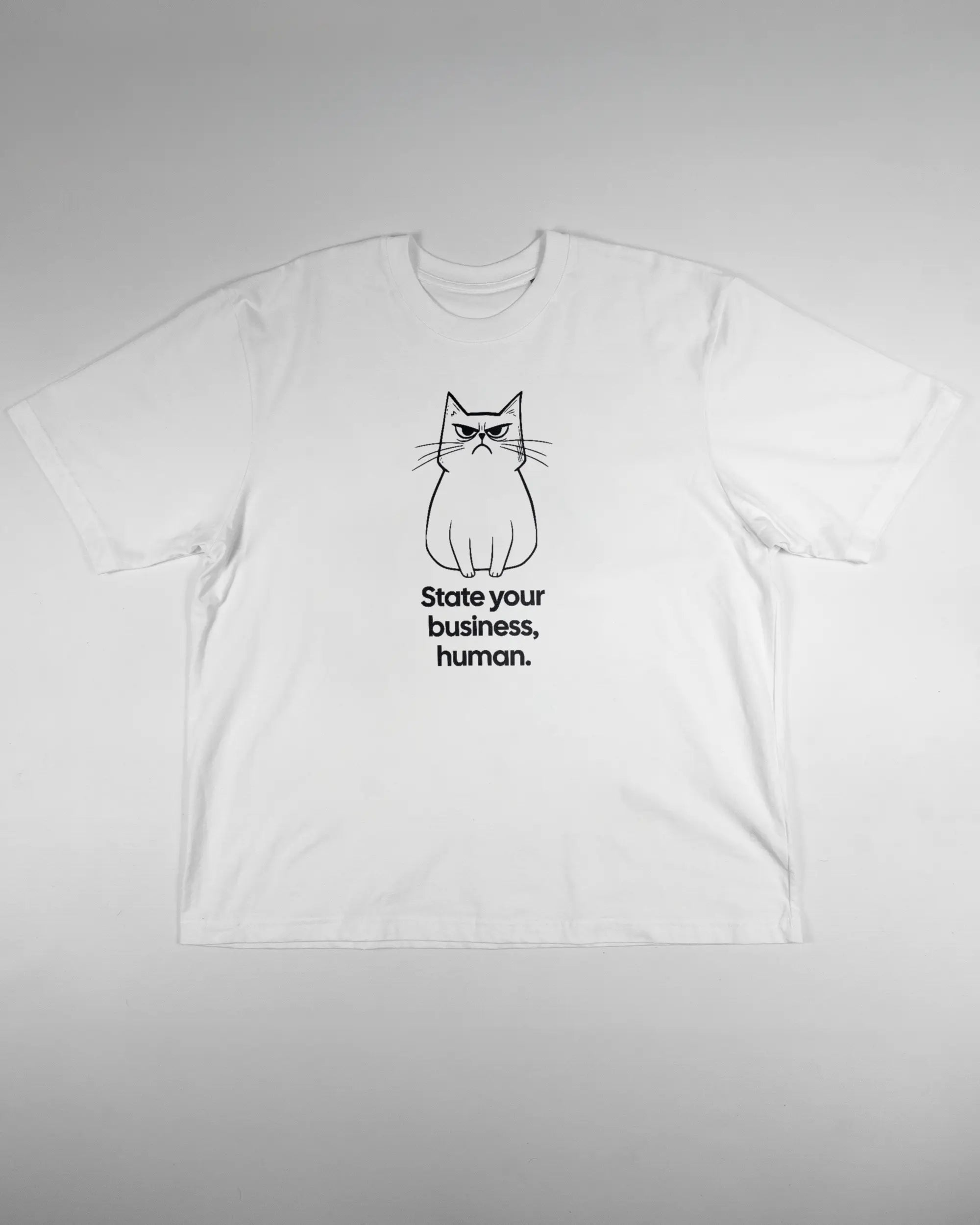 Vorderseite des Basic Unisex T-Shirt Oversized von Maondo mit dem Design Grumpy Purr in der Farbe White und in der Größe L flach auf den Boden gelegt