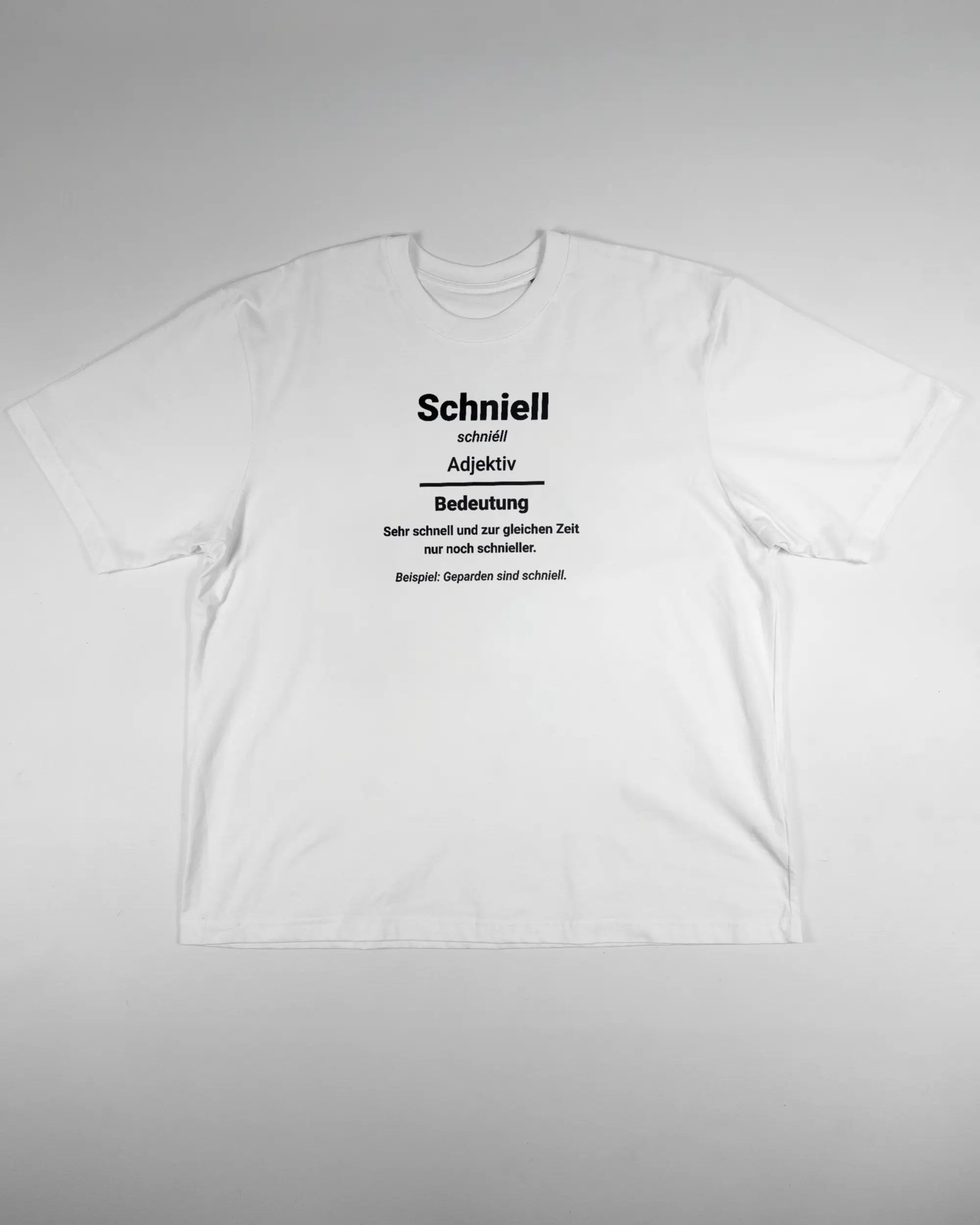 Vorderseite des Basic Unisex T-Shirt Oversized von Maondo mit dem Design Schniell in der Farbe White und in der Größe L flach auf den Boden gelegt