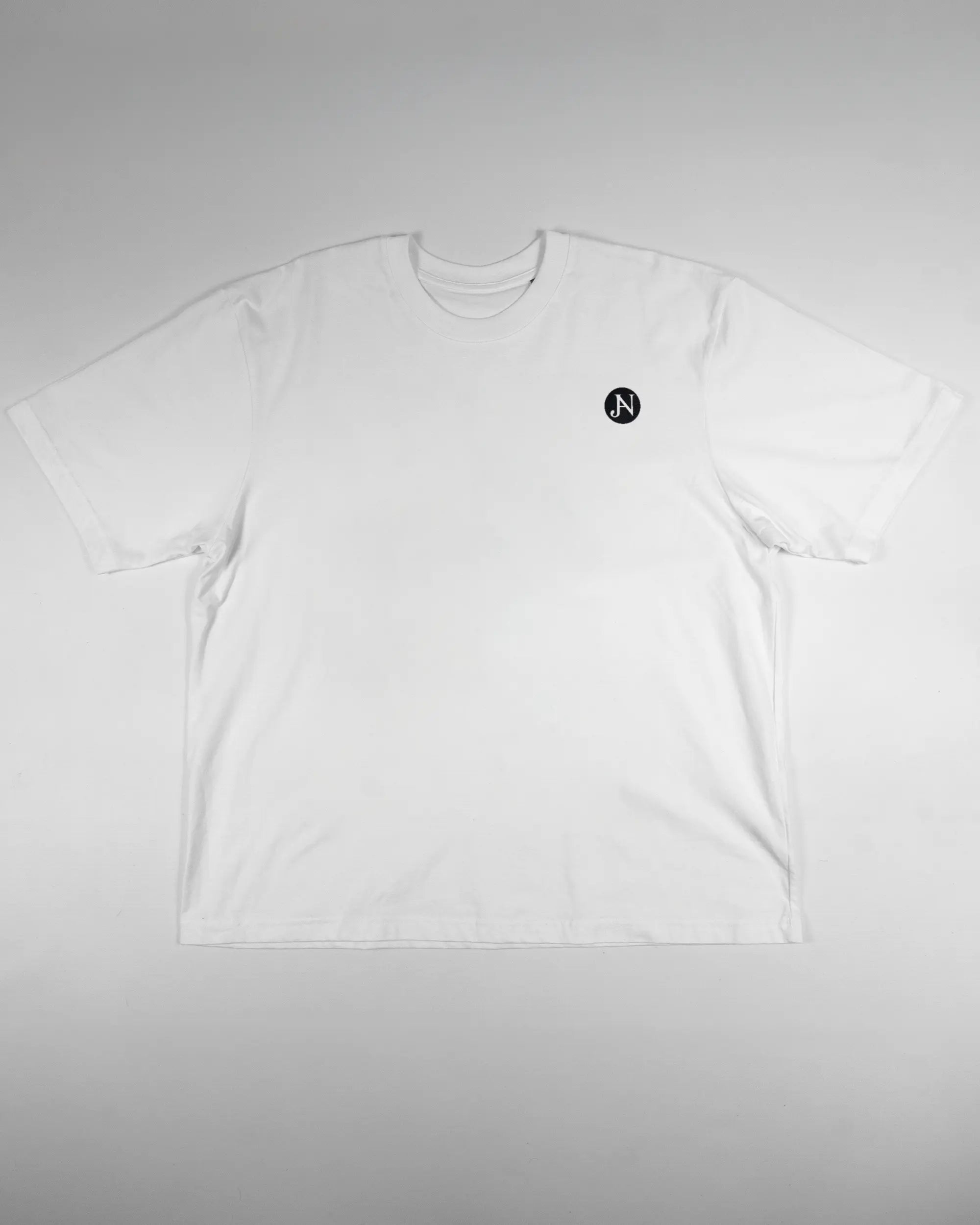 Vorderseite des Basic Unisex T-Shirt Oversized von Maondo mit dem Design JB1 in der Farbe White und in der Größe L flach auf den Boden gelegt