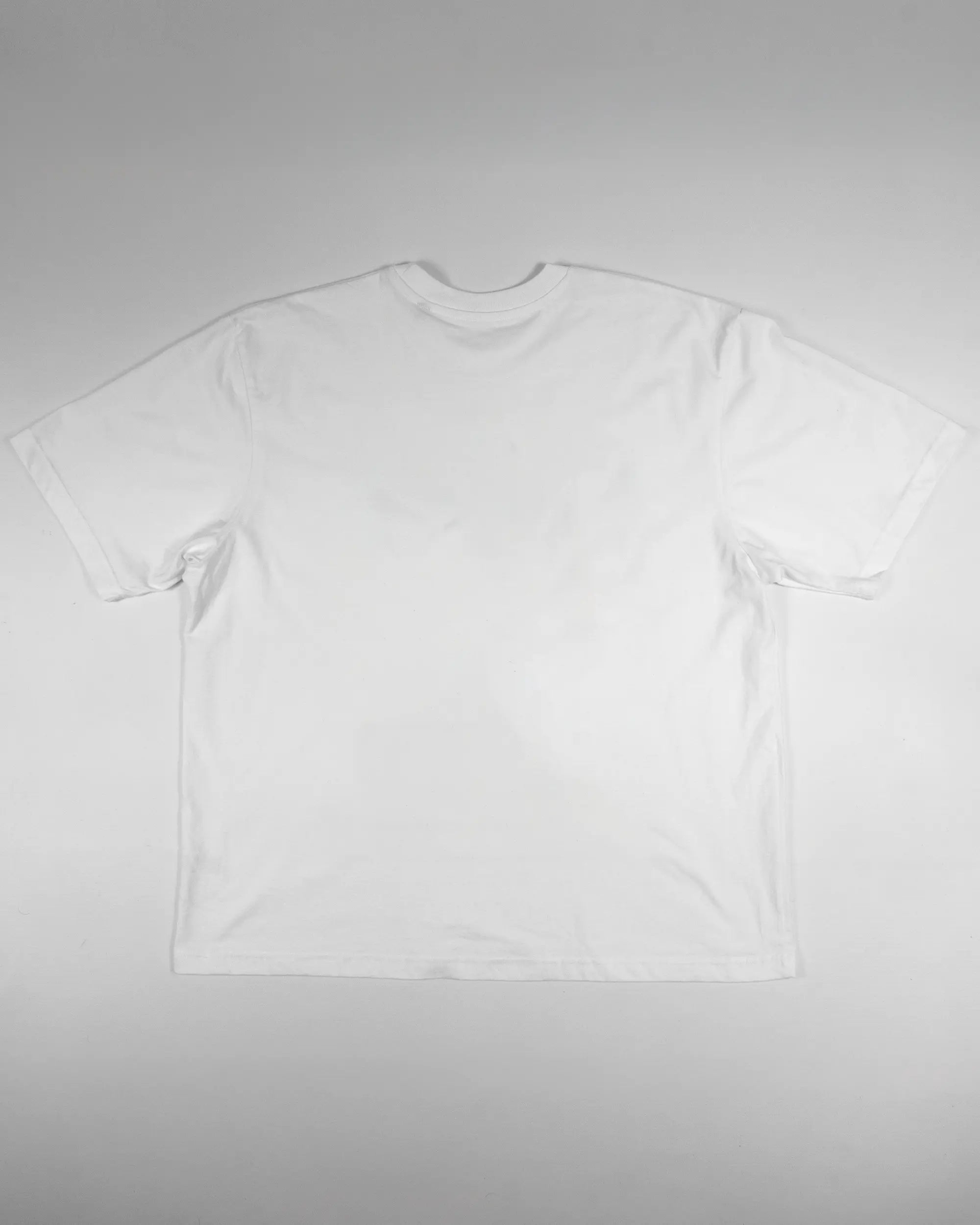 Rückseite des Basic Unisex T-Shirt Oversized von Maondo ohne Motiv in der Farbe White und in der Größe L flach auf den Boden gelegt