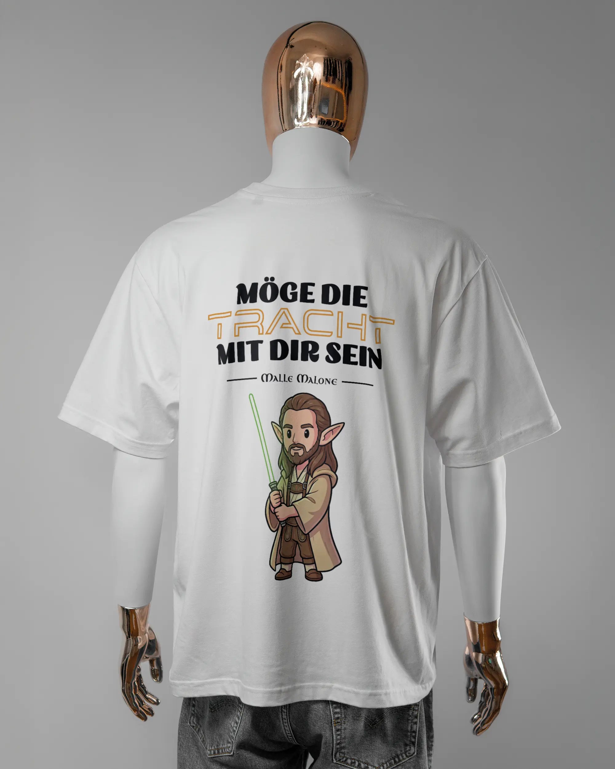 Rückseite des Basic Unisex T-Shirt Oversized von Maondo mit dem Design Tracht mit dir in der Farbe White und in der Größe L getragen von einer maskulinen Puppe
