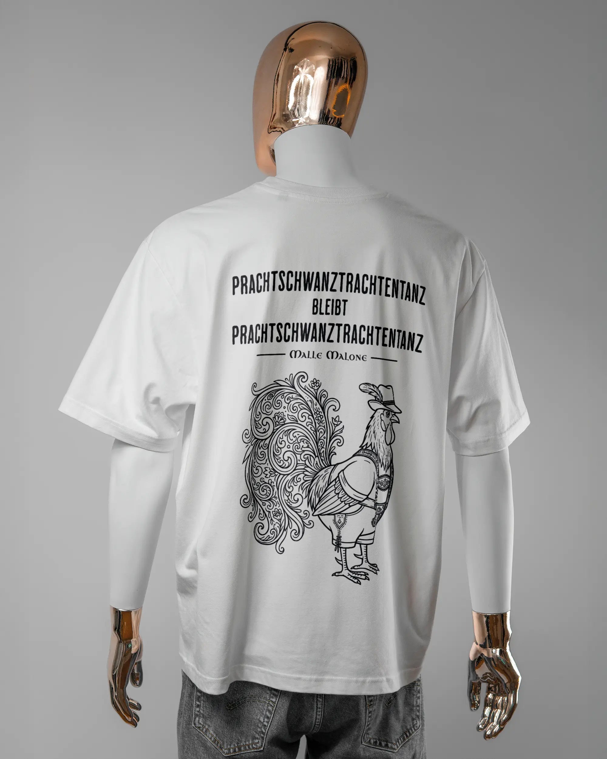 Rückseite des Basic Unisex T-Shirt Oversized von Maondo mit dem Design Trachtentanz in der Farbe White und in der Größe L getragen von einer maskulinen Puppe